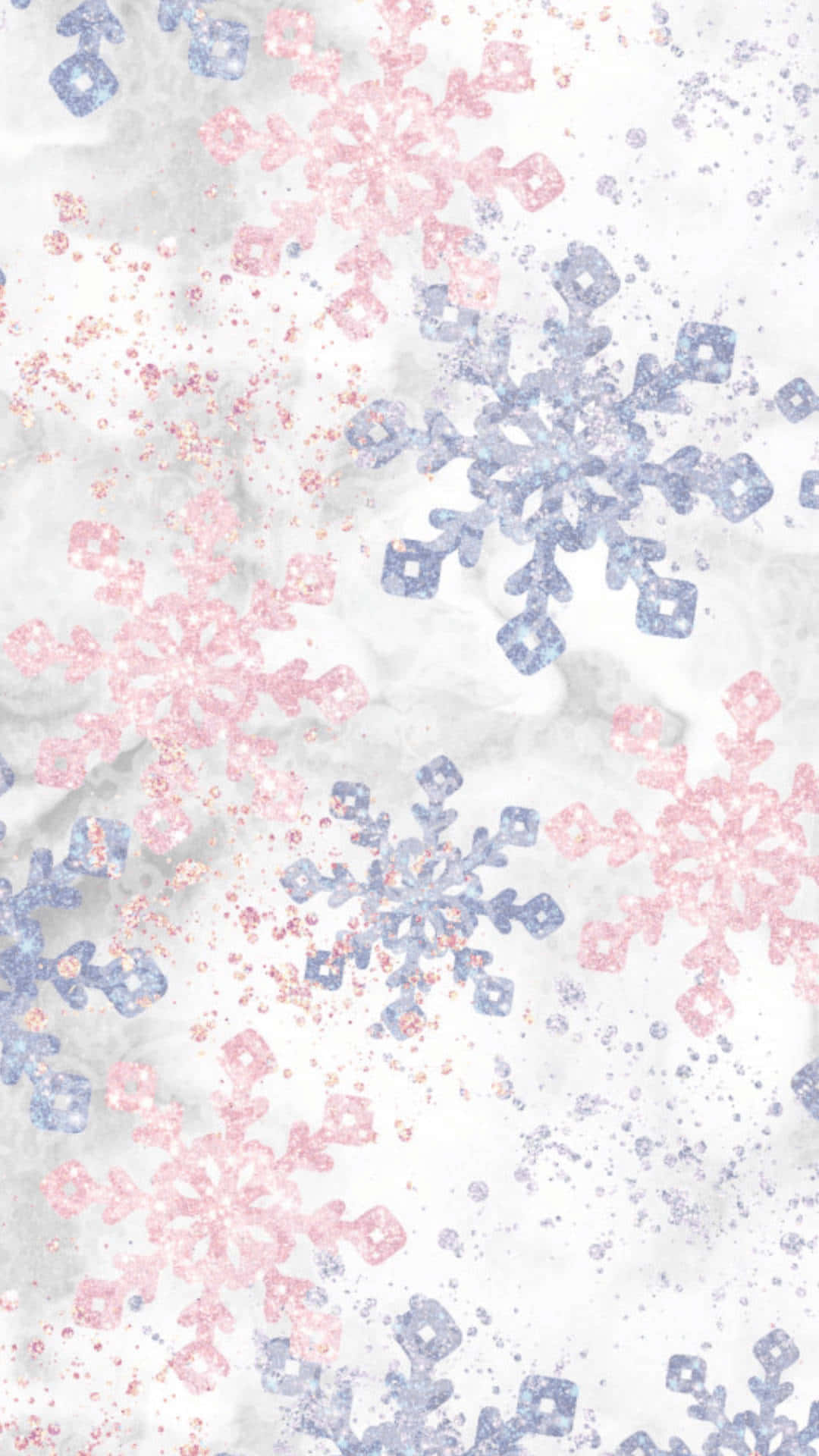 柔和色調可愛冬日背景 壁紙 — 粉紅色和藍色閃閃發光的雪花在帶紋理的白色背景上飄浮，就像冬日五彩紙屑。