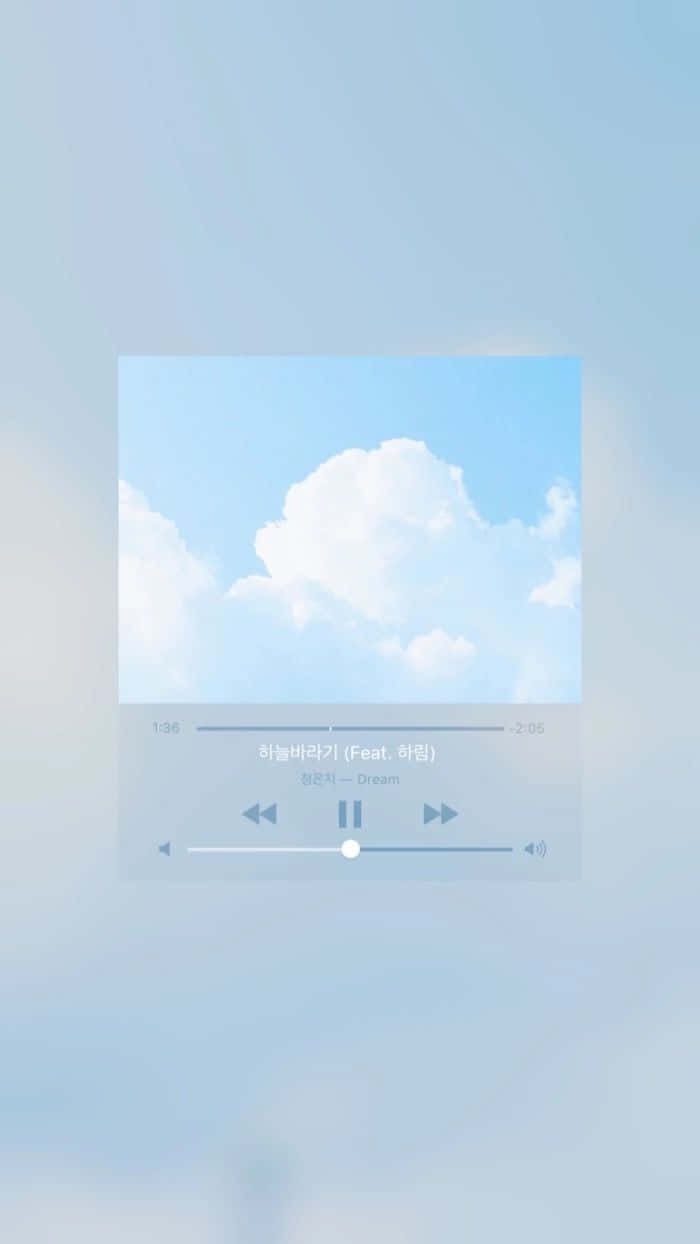 極簡音樂播放器，背景為雲朵天空