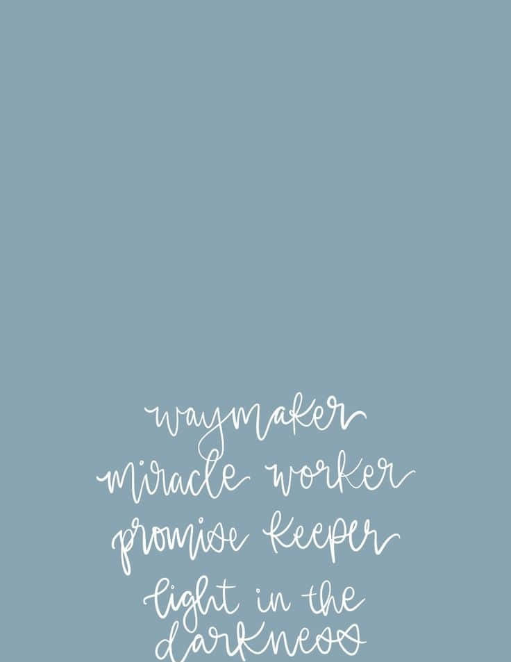 聖經經文 桌布 壁紙 — 柔和藍色背景，優雅白色草書文字寫著 waymaker miracle worker promise keeper light in the darkness