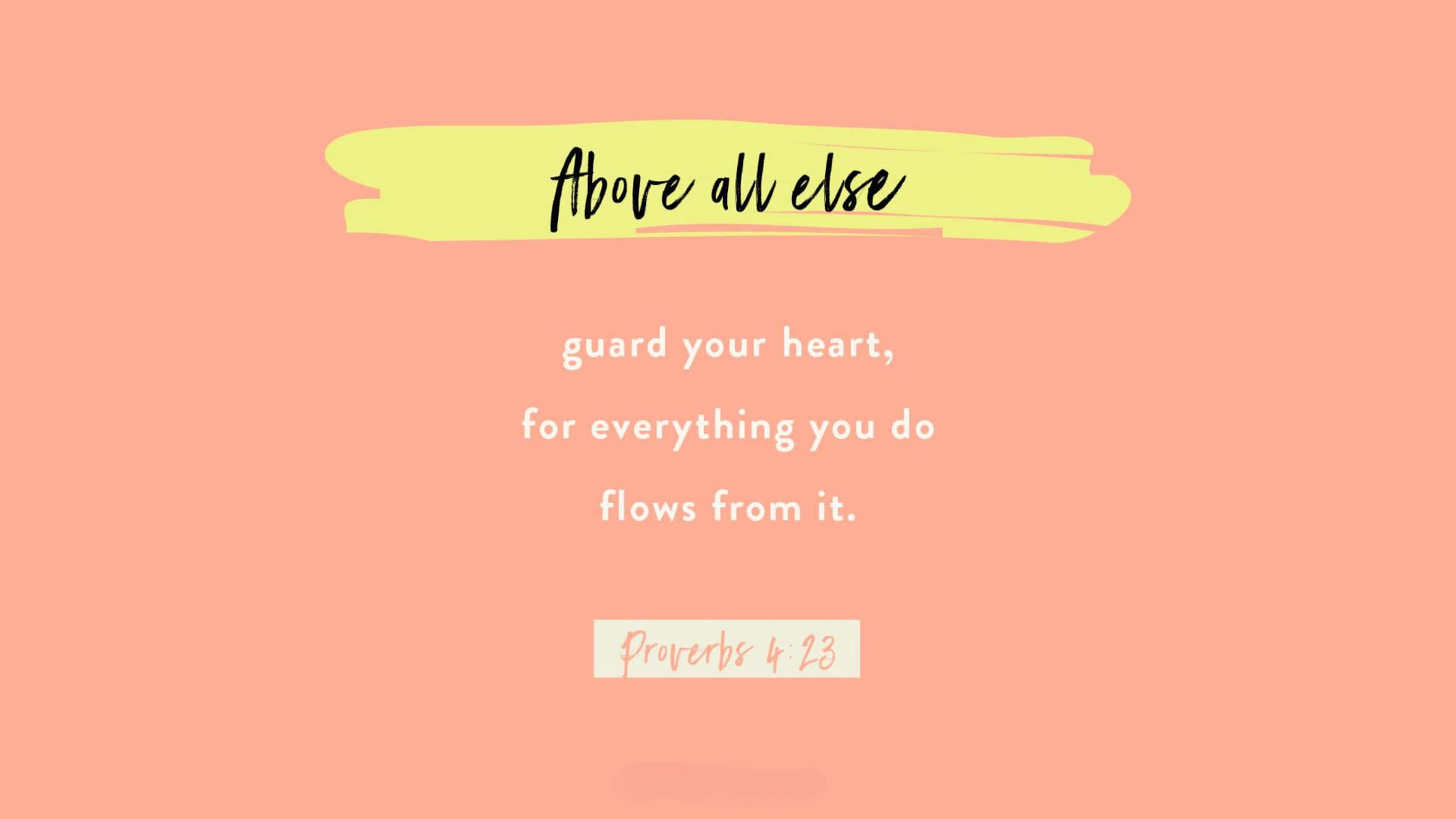 Bible Verse Desktop 桌布 壁紙 — 柔和蜜桃色背景上，以優雅字體展示引用語句『你要保守你心，勝過保守一切』，並有青檸色高亮。