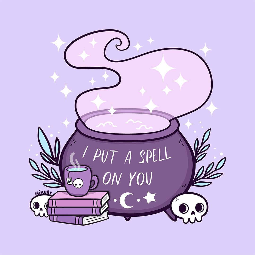 柔和魔法女巫坩堝插畫 壁紙 — 一個紫色大鍋，帶有旋轉的煙霧和閃光，旁邊放著一個骷髏杯子和書本，背景是薰衣草色。