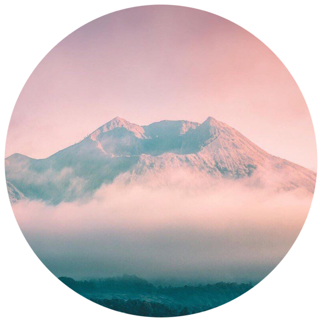 柔粉山巔美學 壁紙 — 一座雄偉的雪山峰從柔和的粉紅色和藍綠色雲層中浮現，背景是粉彩色的天空。