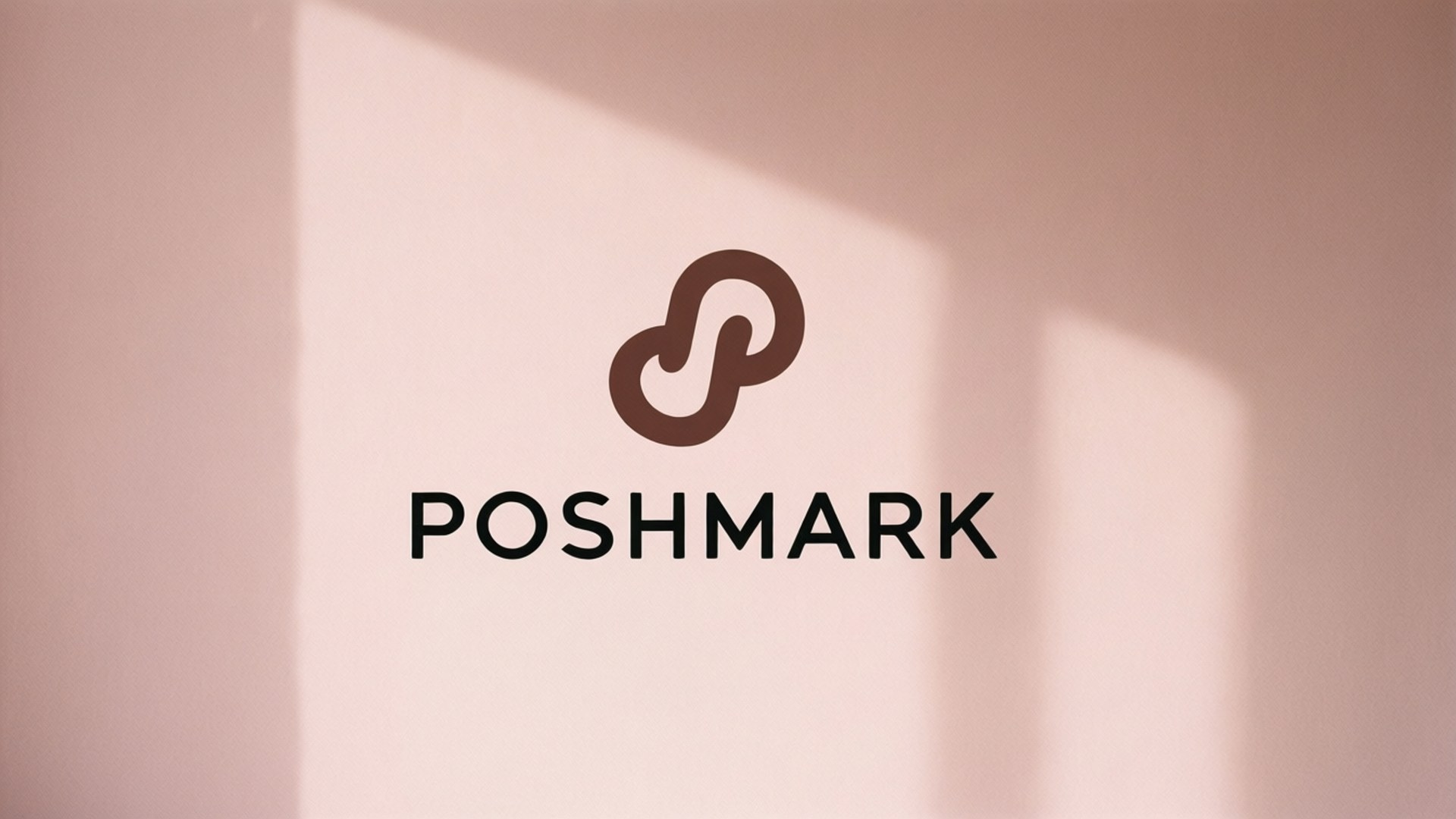 柔粉極簡風 壁紙 — Poshmark 標誌以棕色和黑色呈現，位於柔和的粉紅色牆壁上，自然光投射出幾何陰影。