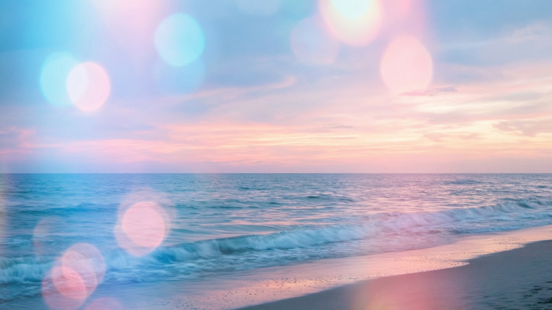 柔粉海灘夕照 壁紙 — 柔和粉彩日落映照平靜海洋，溫柔海浪輕吻沙灘，夢幻鏡頭光暈散景。