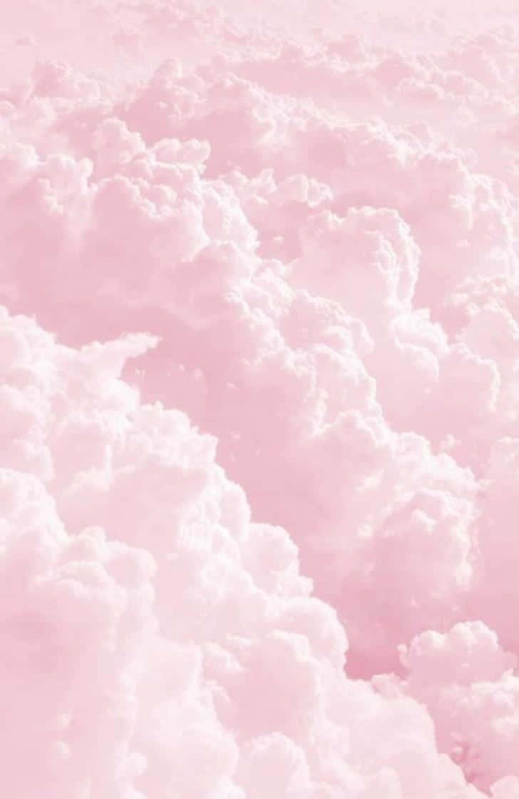 夢幻天空中的蓬鬆粉紅色和白色雲朵