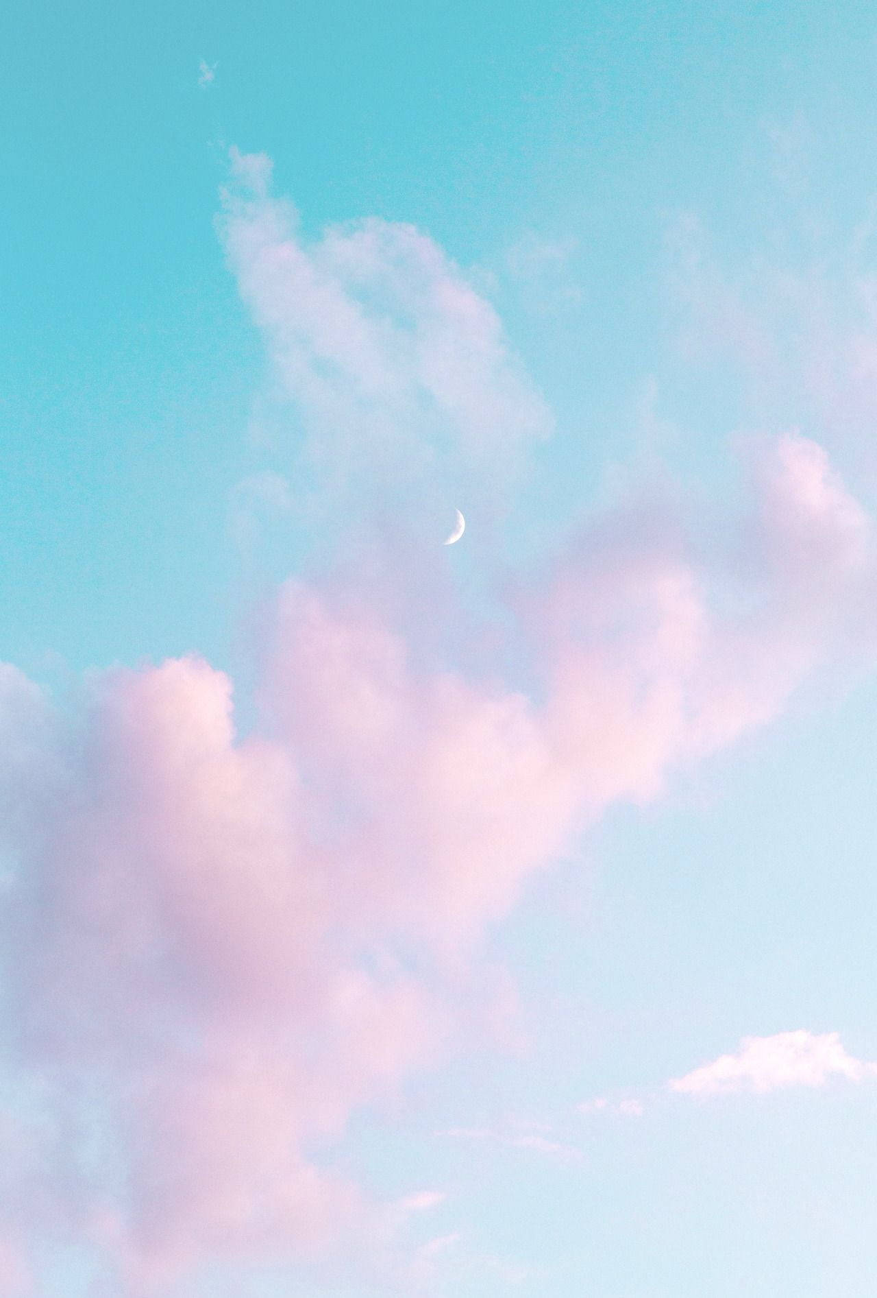 粉藍色天空，帶有粉紅雲朵和彎月