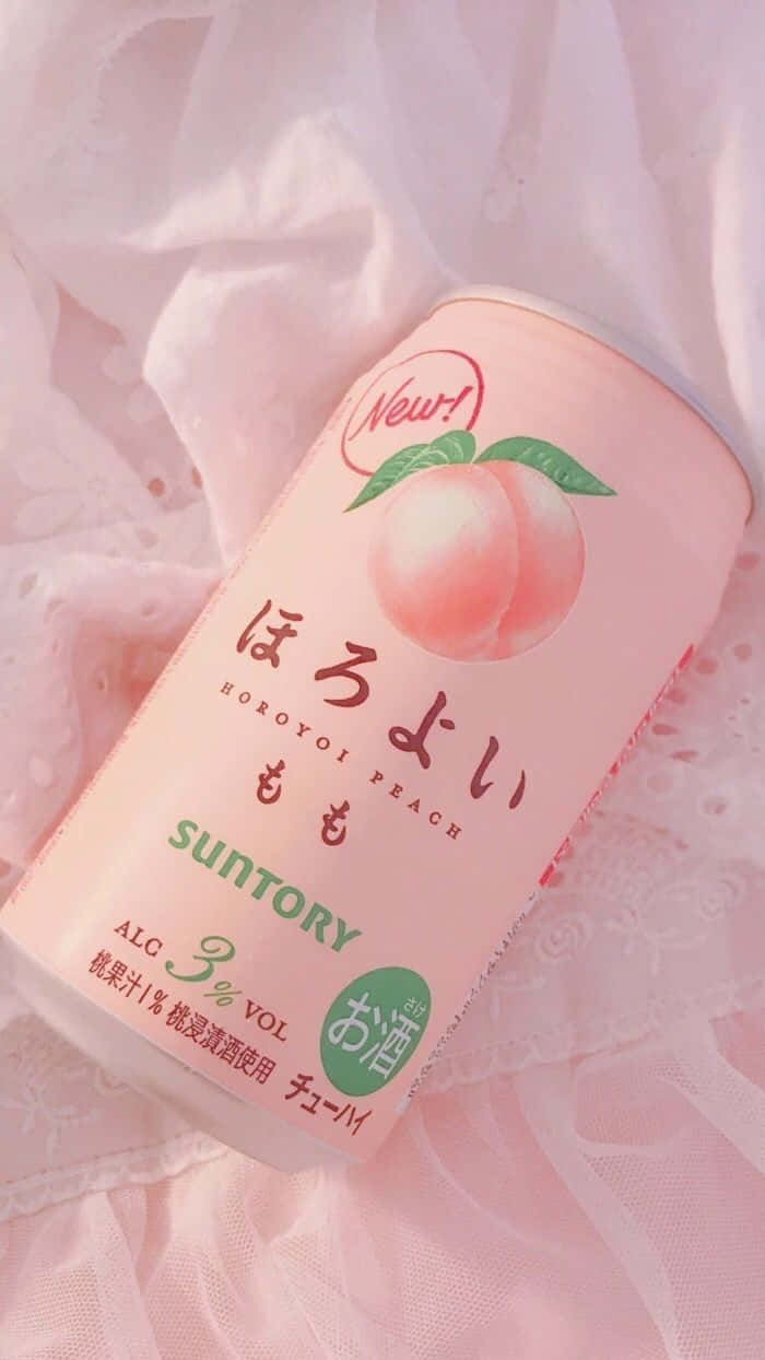 柔美的桃粉色背景 壁紙 — 一罐粉紅色的Suntory Horoyoi Peach利口酒放在柔軟的粉紅色蕾絲布料上，帶有夢幻的柔和光澤。