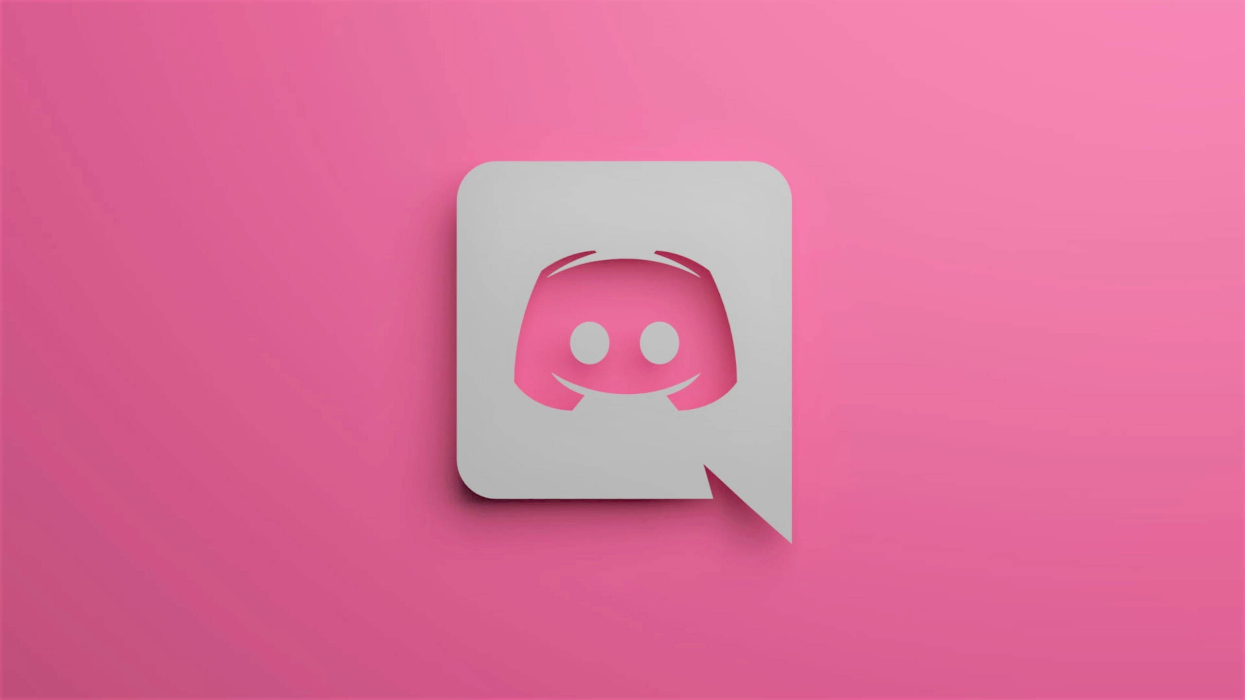柔美粉紅 Discord 藝術圖 壁紙 — 一個極簡灰色 Discord 標誌，內部為粉紅色設計，置於純粉紅色背景中央。