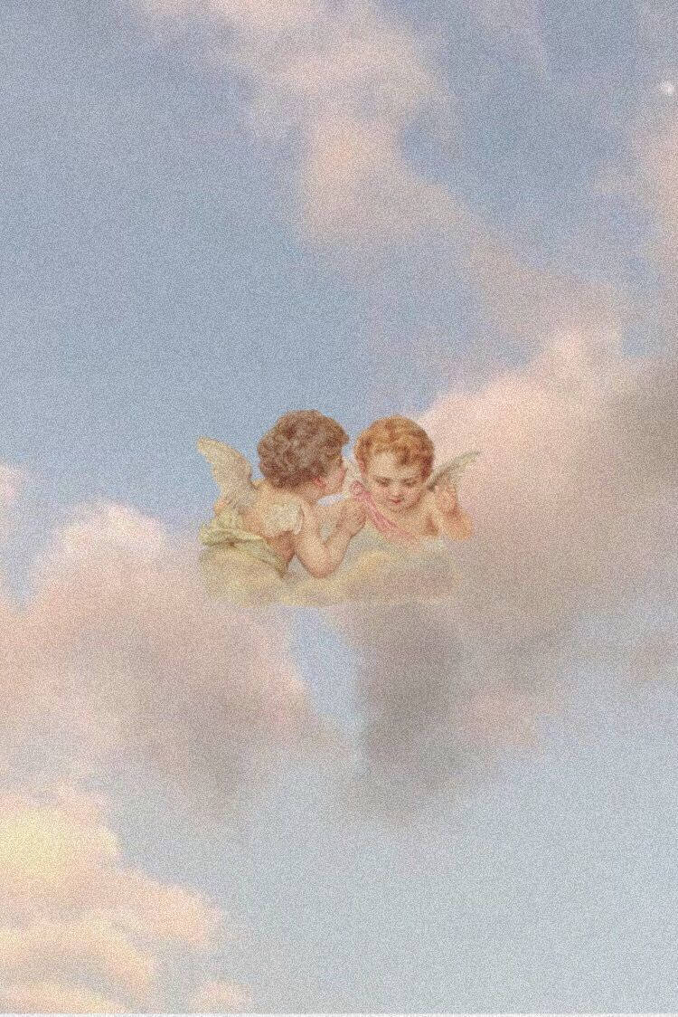 兩個天使般的人物在佈滿雲朵的天空中，以柔和粉彩調親吻。