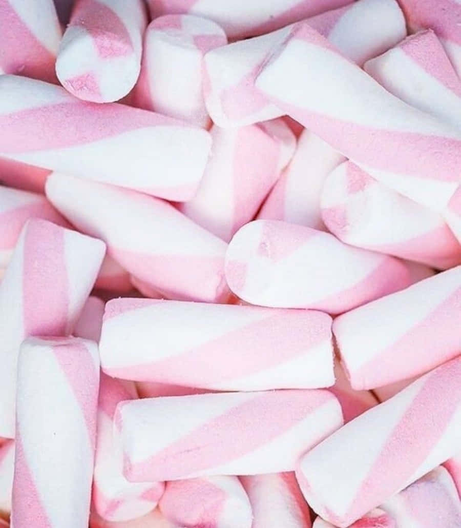 Marshmallow 桌布 壁紙 — 柔軟嘅粉紅同白色條紋棉花糖堆埋一齊，形成一個鬆軟嘅甜點嘅特寫。