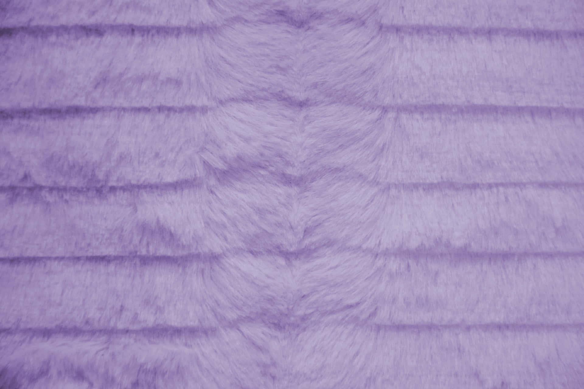 Purple Fur 桌布 壁紙 — 柔軟嘅薰衣草色人造毛皮布料，帶有柔和嘅橫向摺痕同毛絨質感。