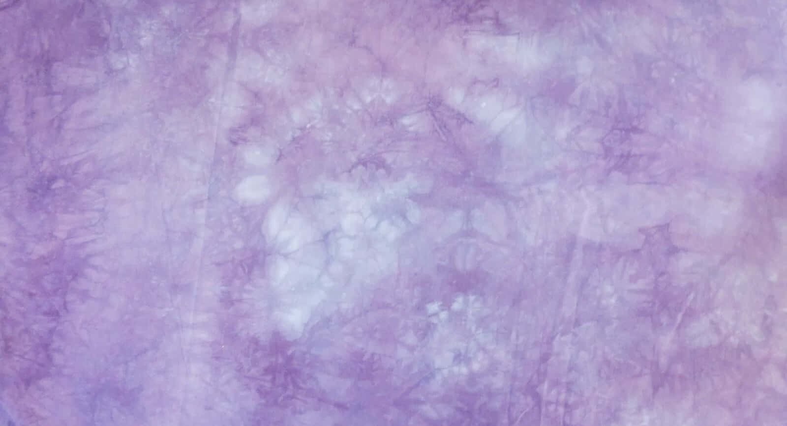 Purple Dye 桌布 壁紙 — 柔軟嘅薰衣草色同白色紮染布料，帶有漩渦圖案同細膩質感。