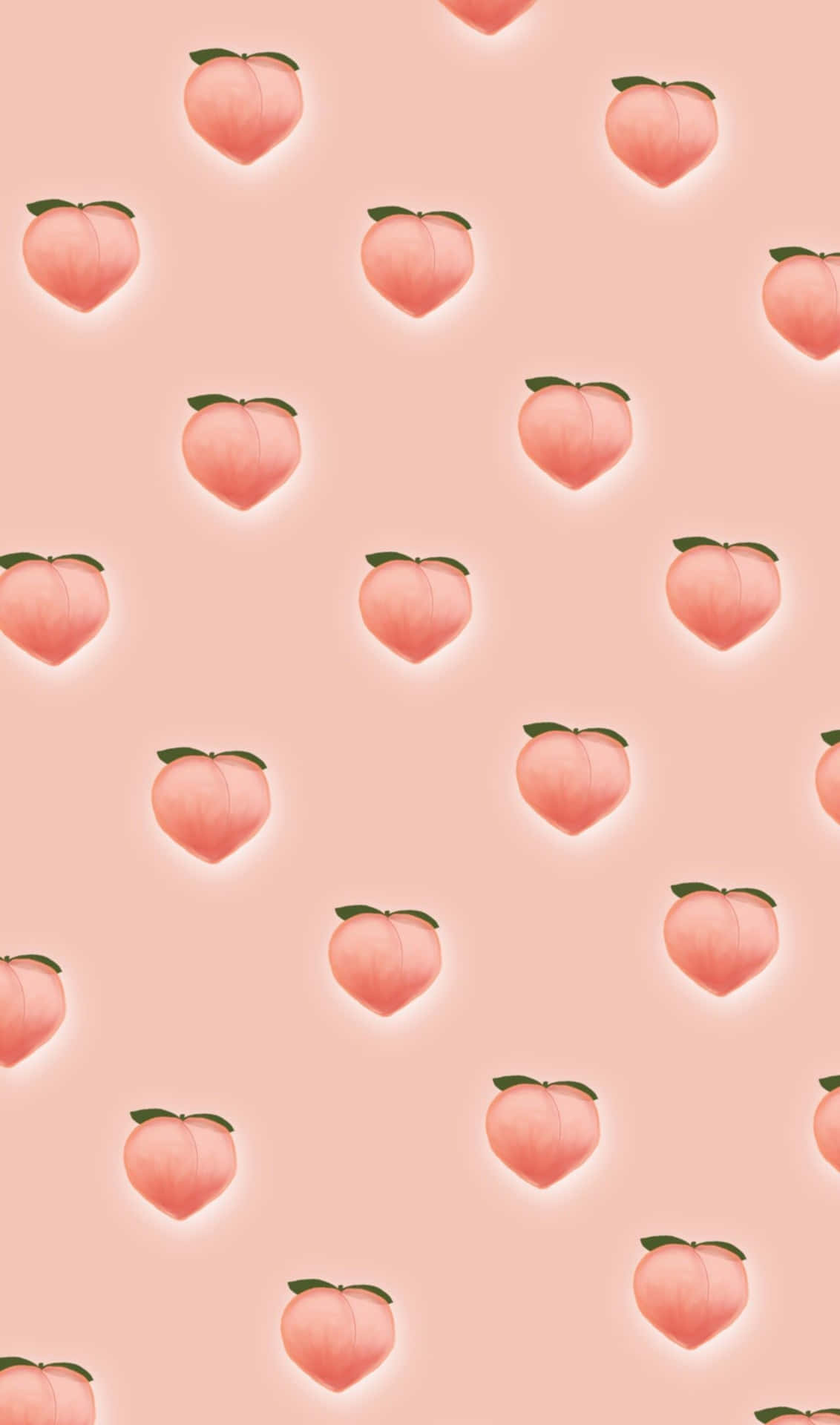 Peach iPhone 桌布 壁紙 — 柔軟的桃子果實帶有綠色莖幹，在粉彩粉紅背景上柔和發光，形成重複圖案。