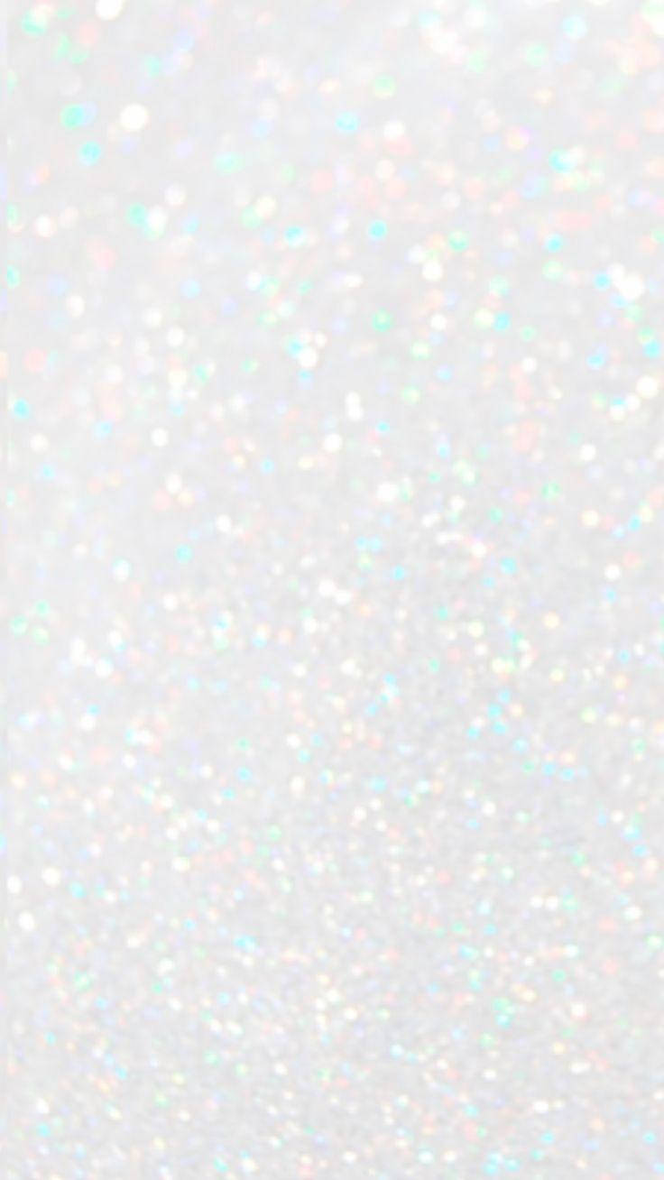 Silver Glitter 桌布 壁紙 — 柔軟的白色背景，閃爍著散落的彩虹色閃粉顆粒，反射出柔和色調。