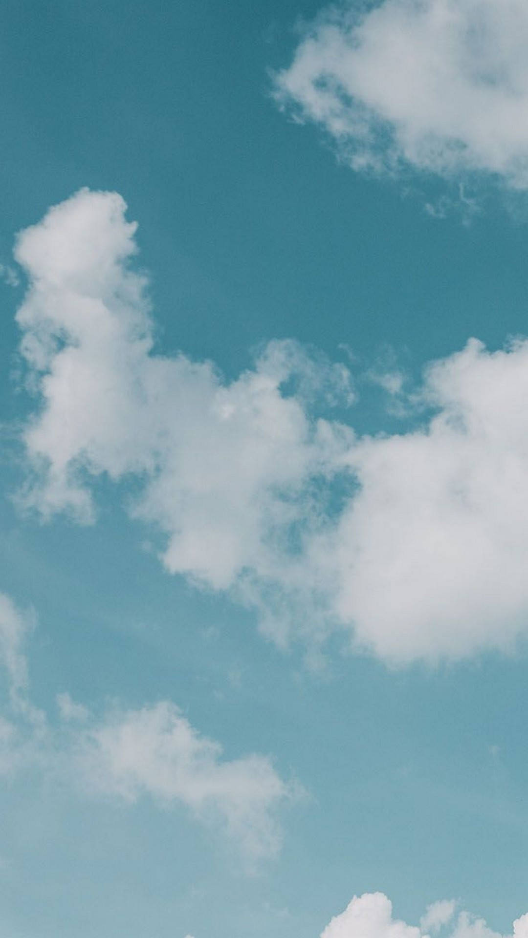 Beautiful Sky 桌布 壁紙 — 柔軟的白雲懶洋洋地飄過寧靜的藍綠色天空，構成一個平靜的日間場景。