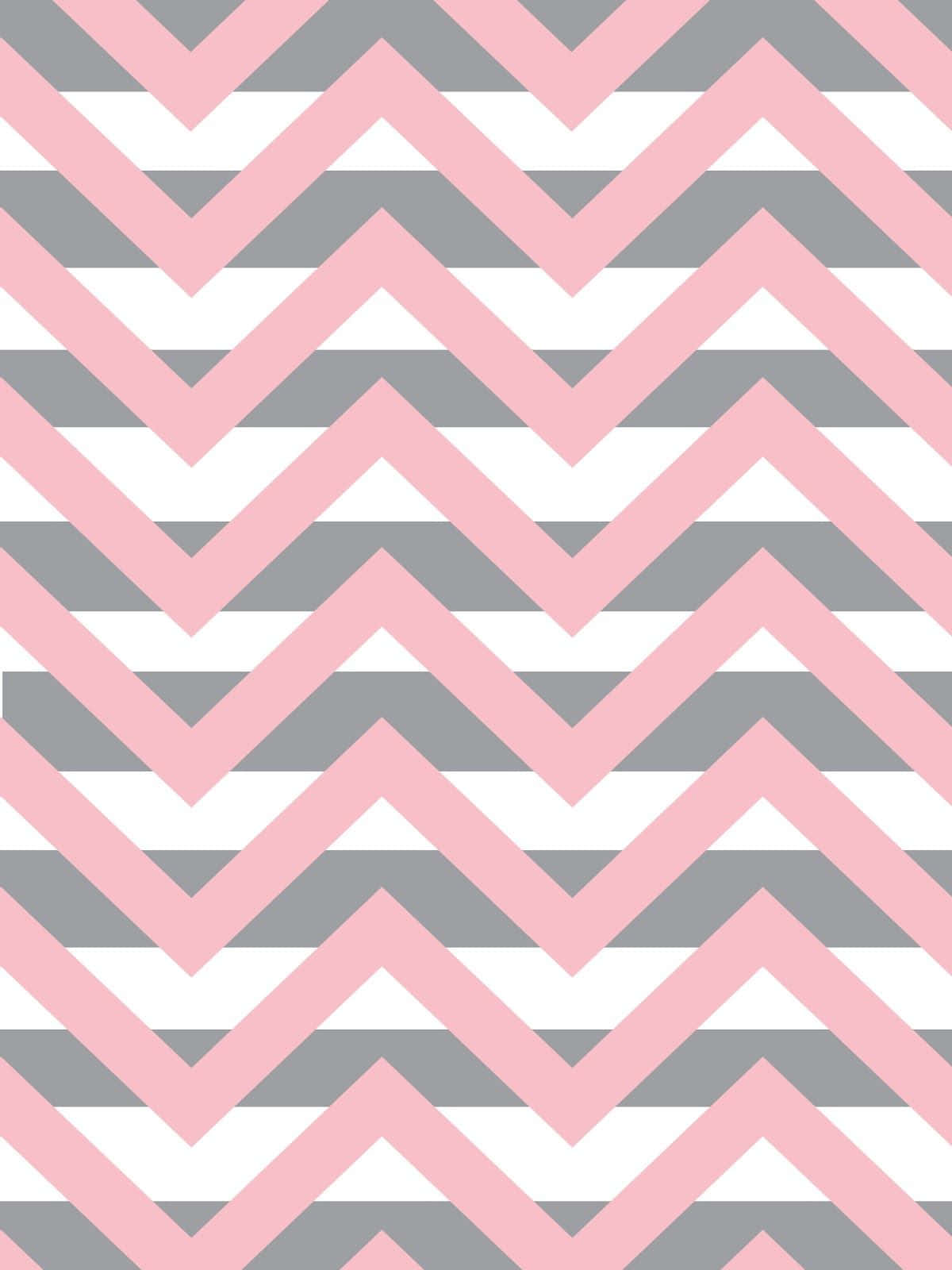 Cute Chevron 桌布 壁紙 — 柔軟的粉紅色、灰色和白色的重複人字形圖案，創造出現代幾何牆紙設計。