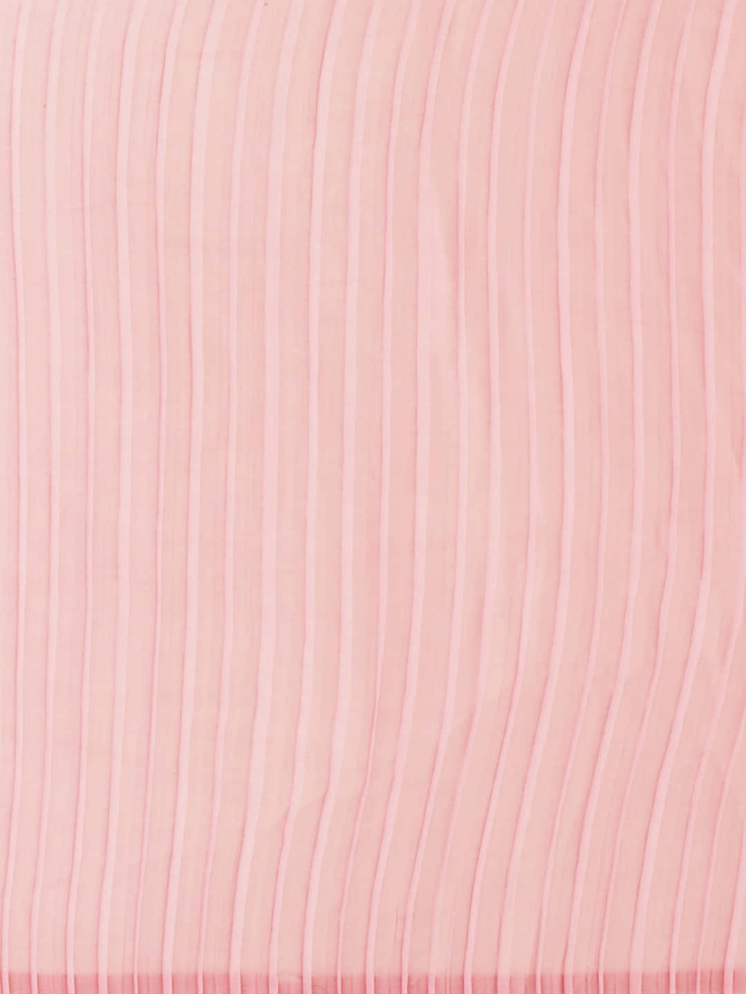 Pink Girly 桌布 壁紙 — 柔軟的粉紅色布料帶有溫和的垂直褶皺，營造出舒緩的紋理圖案。