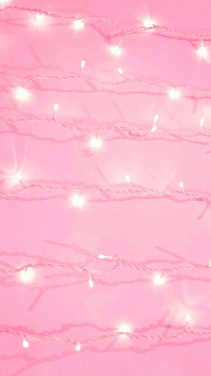 Soft Girl Aesthetic 桌布 壁紙 — 柔軟的粉紅色背景，點綴著柔和對角線排列的發光白色串燈。
