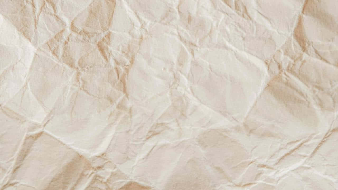 1280x720 桌布 壁紙 — 柔軟米色皺紙的特寫，柔和陰影突顯其紋理摺痕。