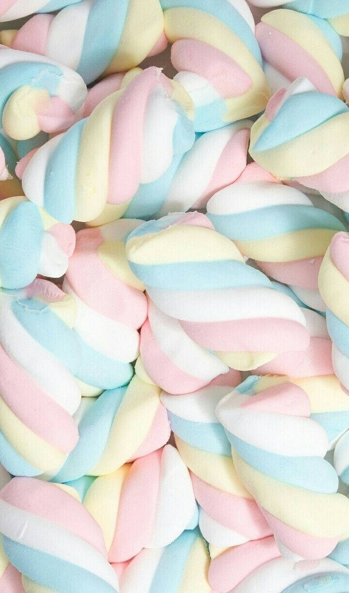 Marshmallow 桌布 壁紙 — 柔軟粉紅、藍、黃、白色漩渦紋的粉彩扭紋棉花糖特寫。