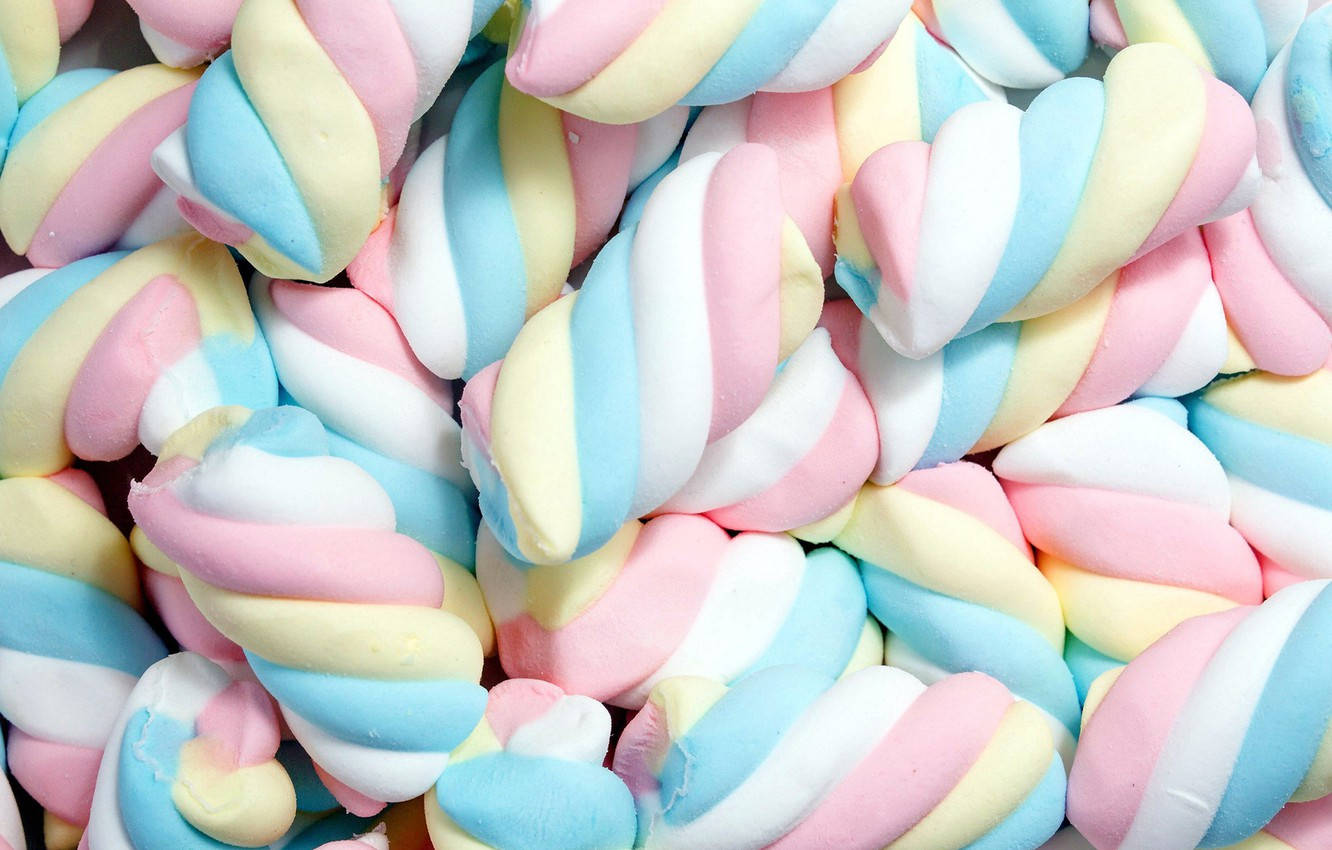 Marshmallow 桌布 壁紙 — 柔軟粉紅、黃、藍、白色漩渦的粉彩扭紋棉花糖特寫。