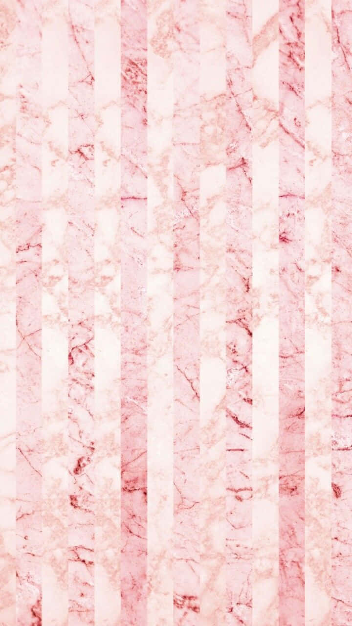 Marble Pink 桌布 壁紙 — 柔軟粉紅與白色大理石的垂直條紋，營造出奢華優雅的牆紙質感。