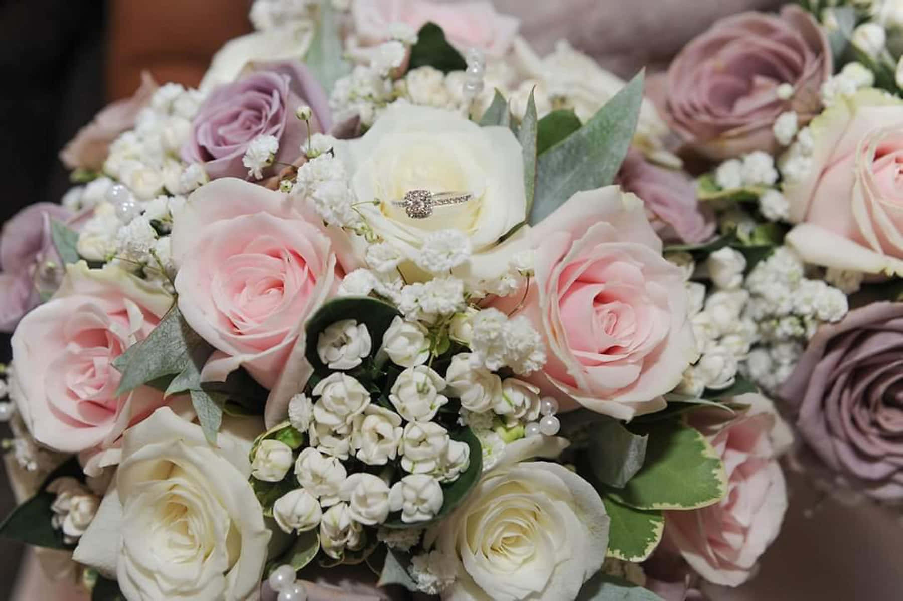 Wedding Bouquet 桌布 壁紙 — 柔軟粉紅與白色新娘花束的特寫，鑽石訂婚戒指藏在玫瑰與滿天星之間。