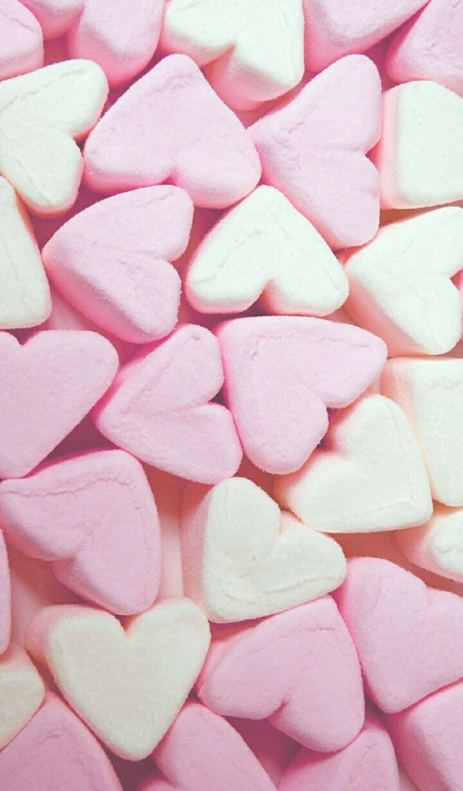 Marshmallow 桌布 壁紙 — 柔軟粉紅色和白色心形棉花糖堆疊在一起的近距離特寫，呈現甜美蓬鬆的質感。