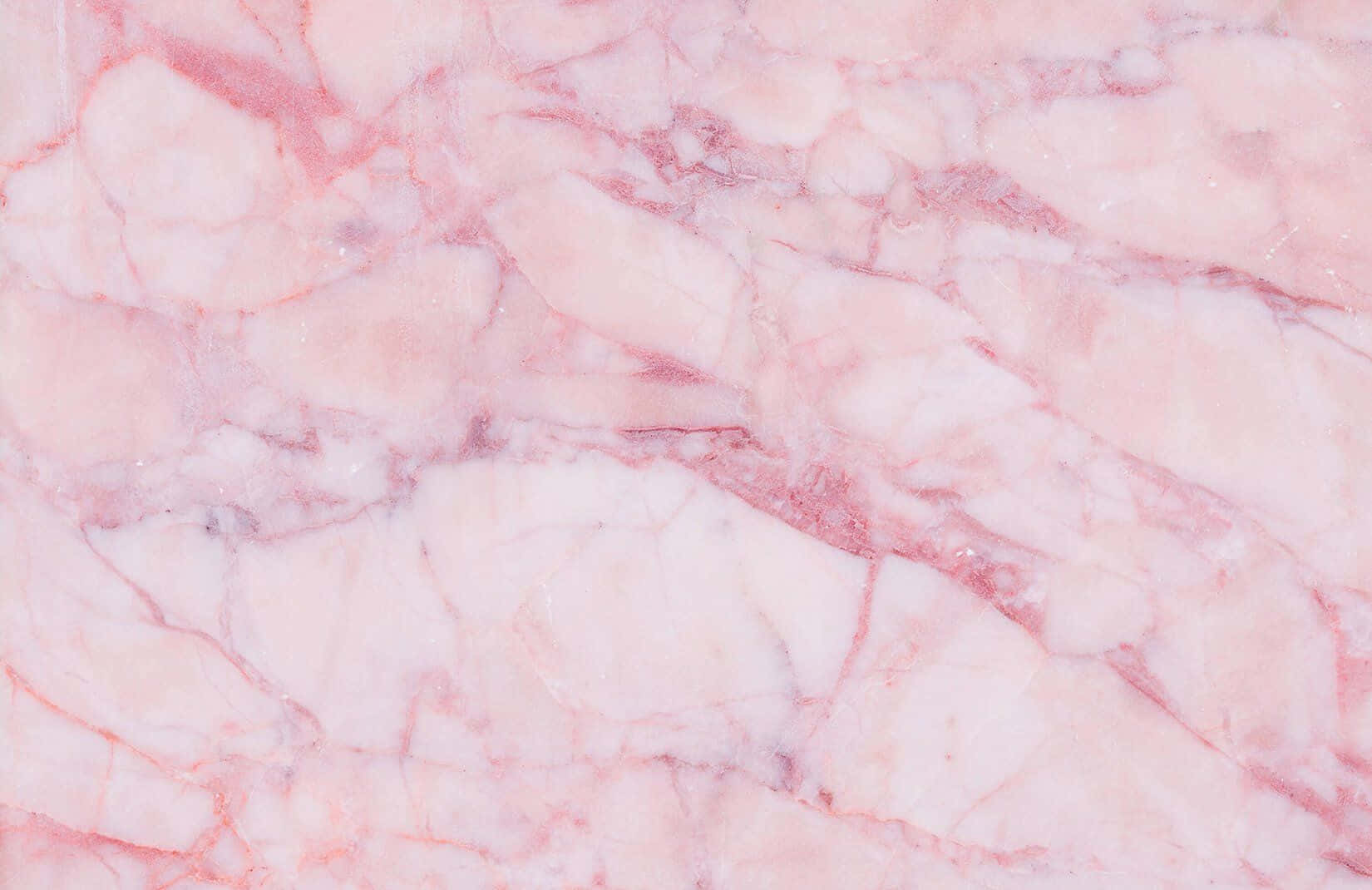 Marble Pink 桌布 壁紙 — 柔軟粉紅色大理石的近距離特寫，帶有漩渦狀紋理和細微閃爍亮點。