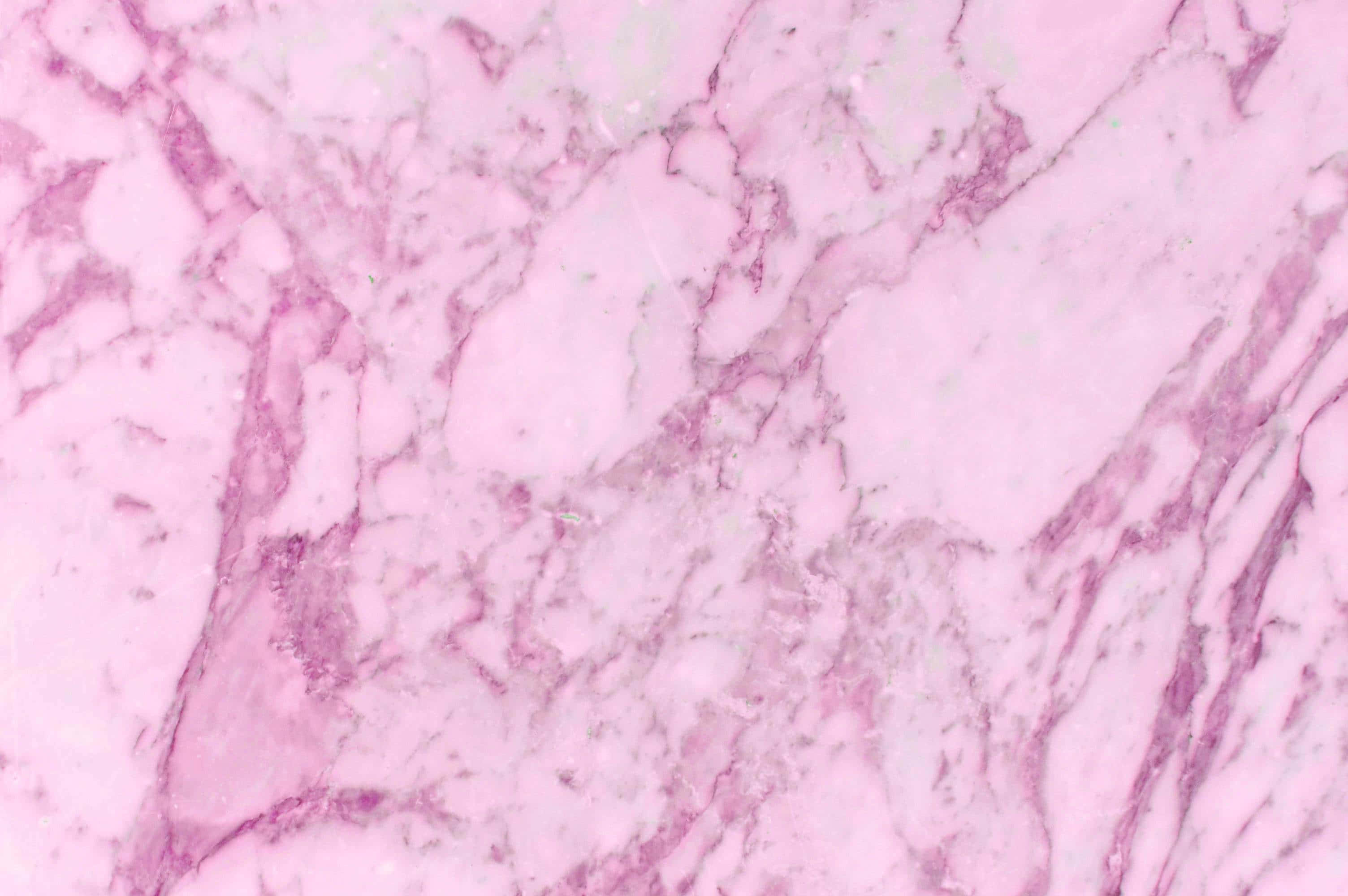 Marble Pink 桌布 壁紙 — 柔軟粉紅色大理石的近距離特寫，帶有漩渦狀紫紅色紋理和細微的灰色底色，營造出奢華的自然圖案。