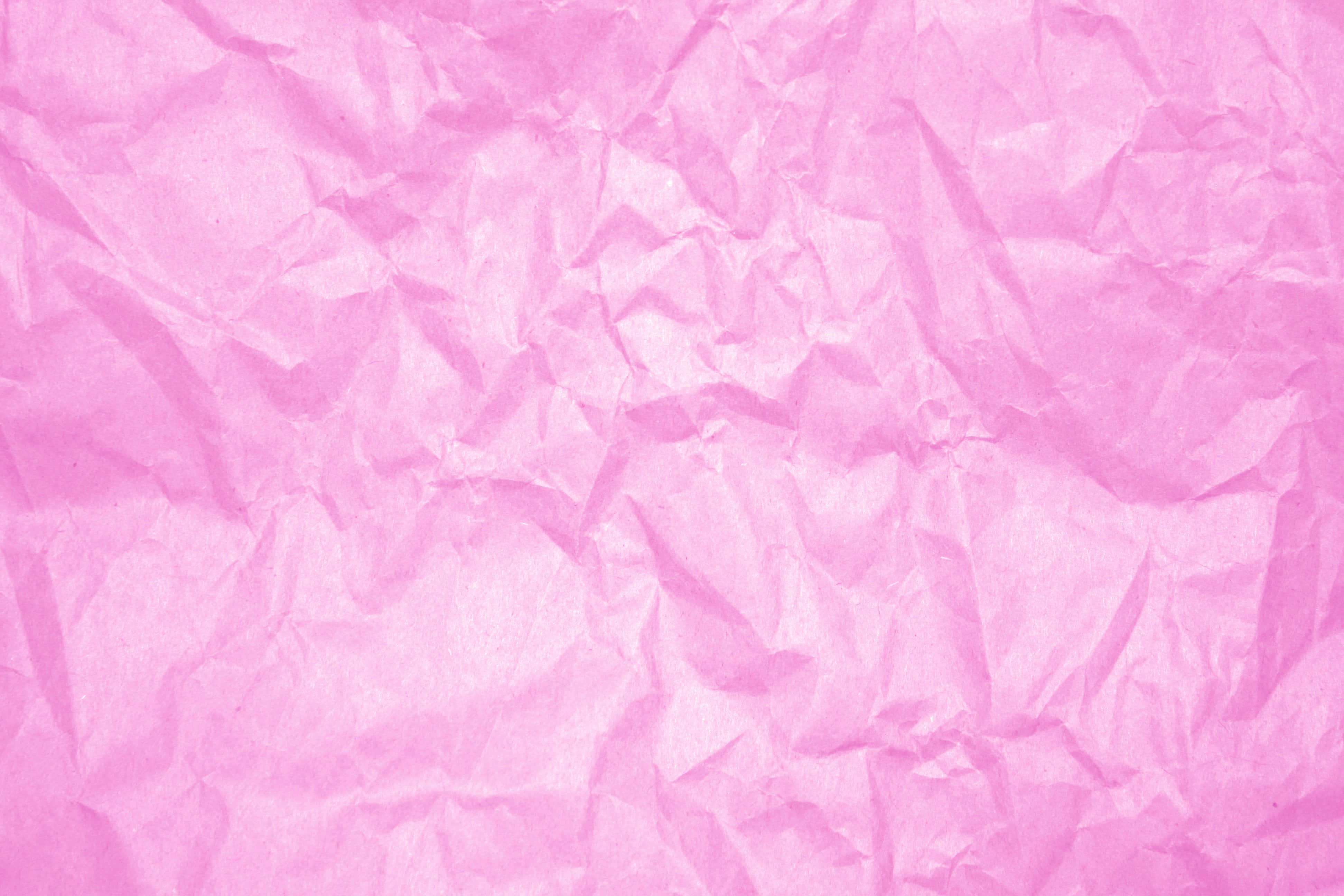 Pink Texture 桌布 壁紙 — 柔軟粉紅色皺紙的特寫，帶有細膩的摺痕和柔和陰影，營造出觸感質感。