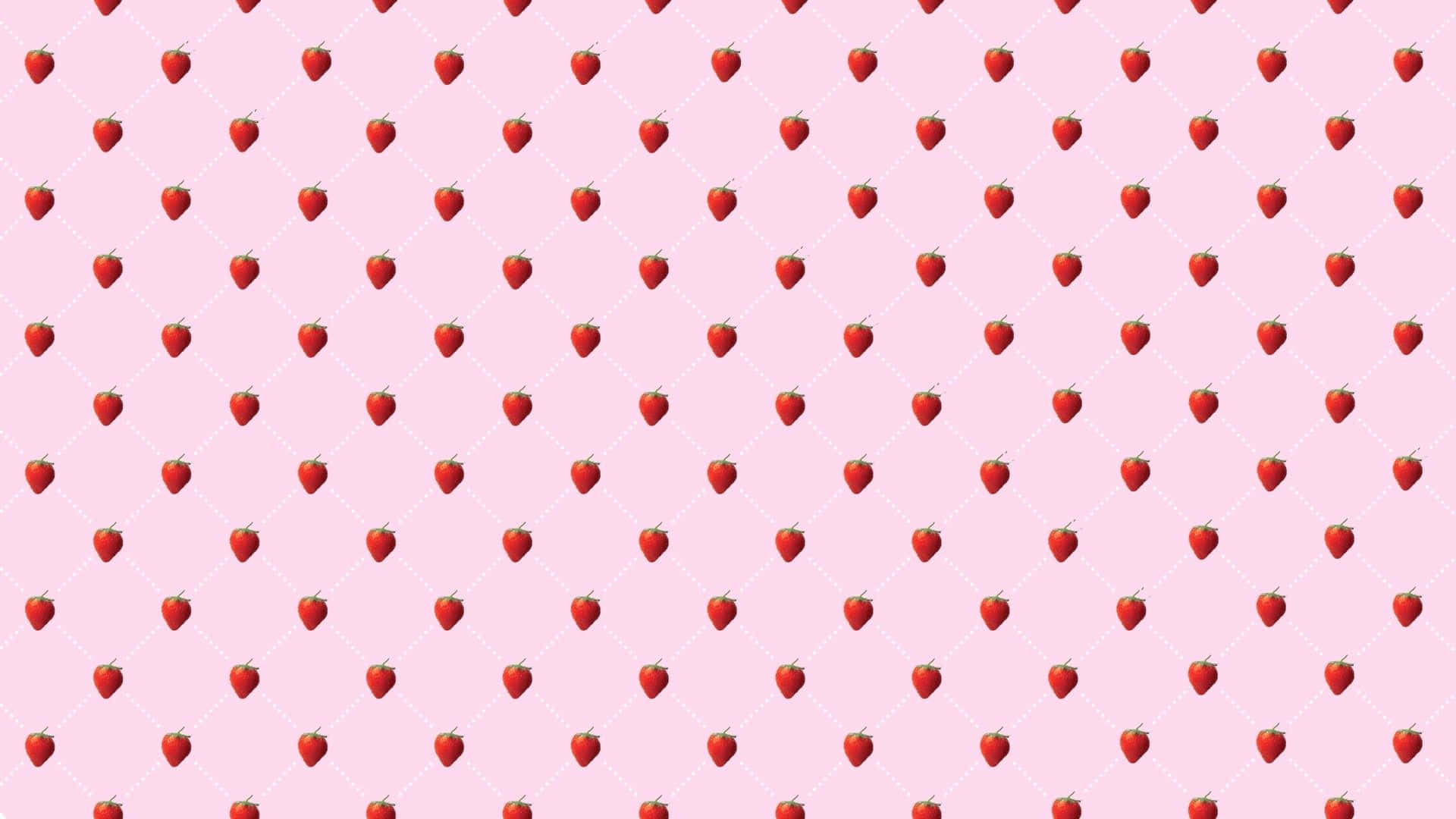 Pink Kawaii 桌布 壁紙 — 柔軟粉紅色背景上帶有微妙白色菱形網格線的紅色草莓重複圖案。