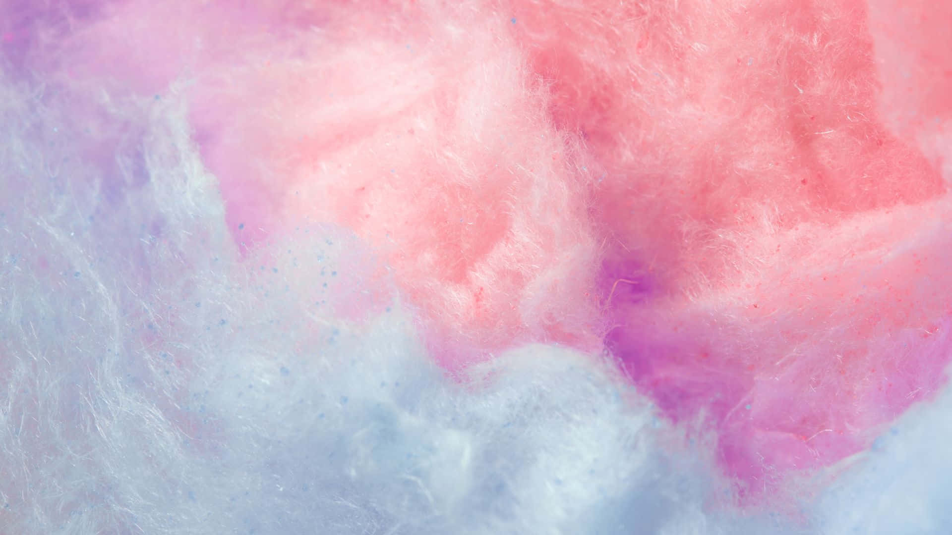 Cotton Candy 桌布 壁紙 — 柔軟蓬鬆的棉花糖漩渦，呈現粉彩粉紅、紫色和藍色，帶有精緻閃亮的糖晶體。