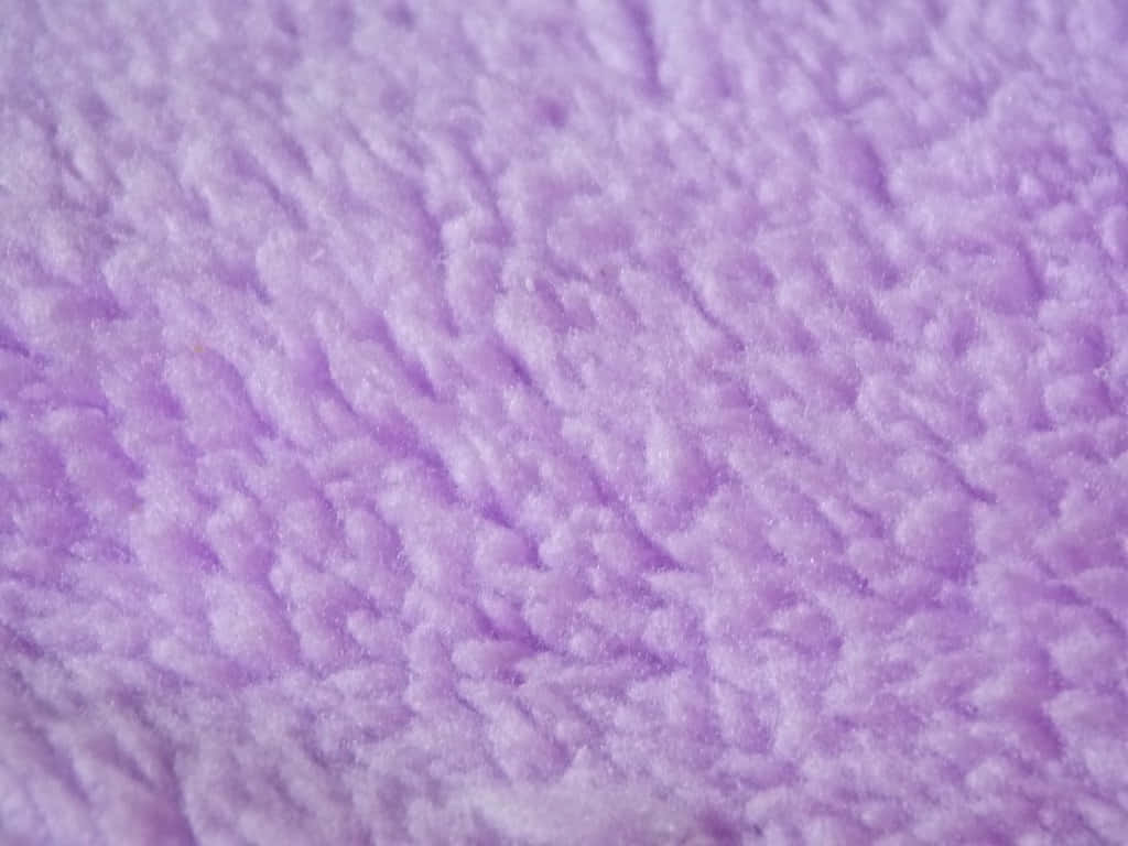 Purple Fur 桌布 壁紙 — 柔軟蓬鬆薰衣草色布料的特寫，具有紋理絨毛和柔和漸變燈光。