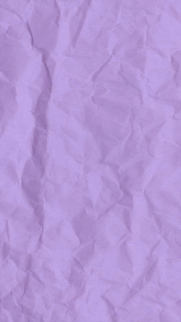 純色 桌布 壁紙 — 柔軟薰衣草色皺紙的特寫，細膩的摺痕和陰影營造出觸感質感。