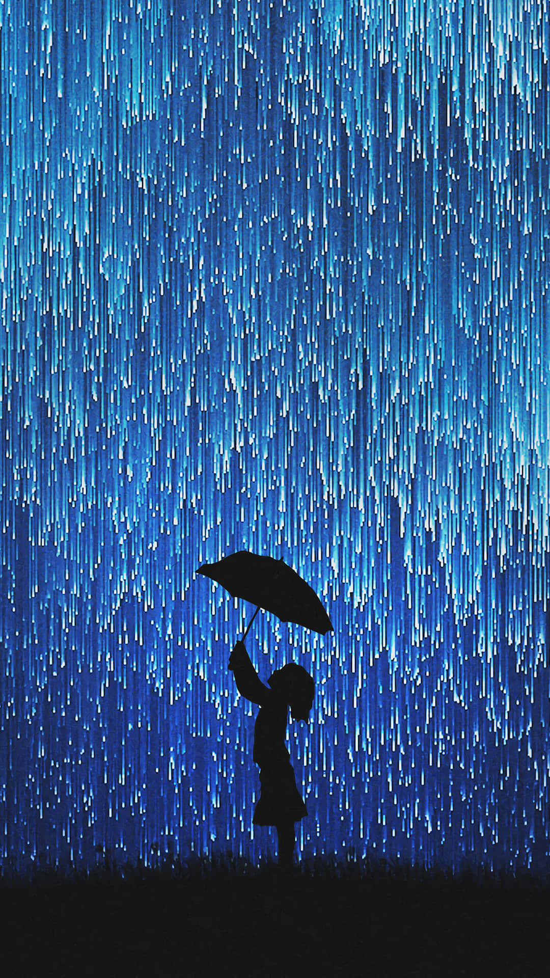 在藍色光雨下撐傘的人的剪影