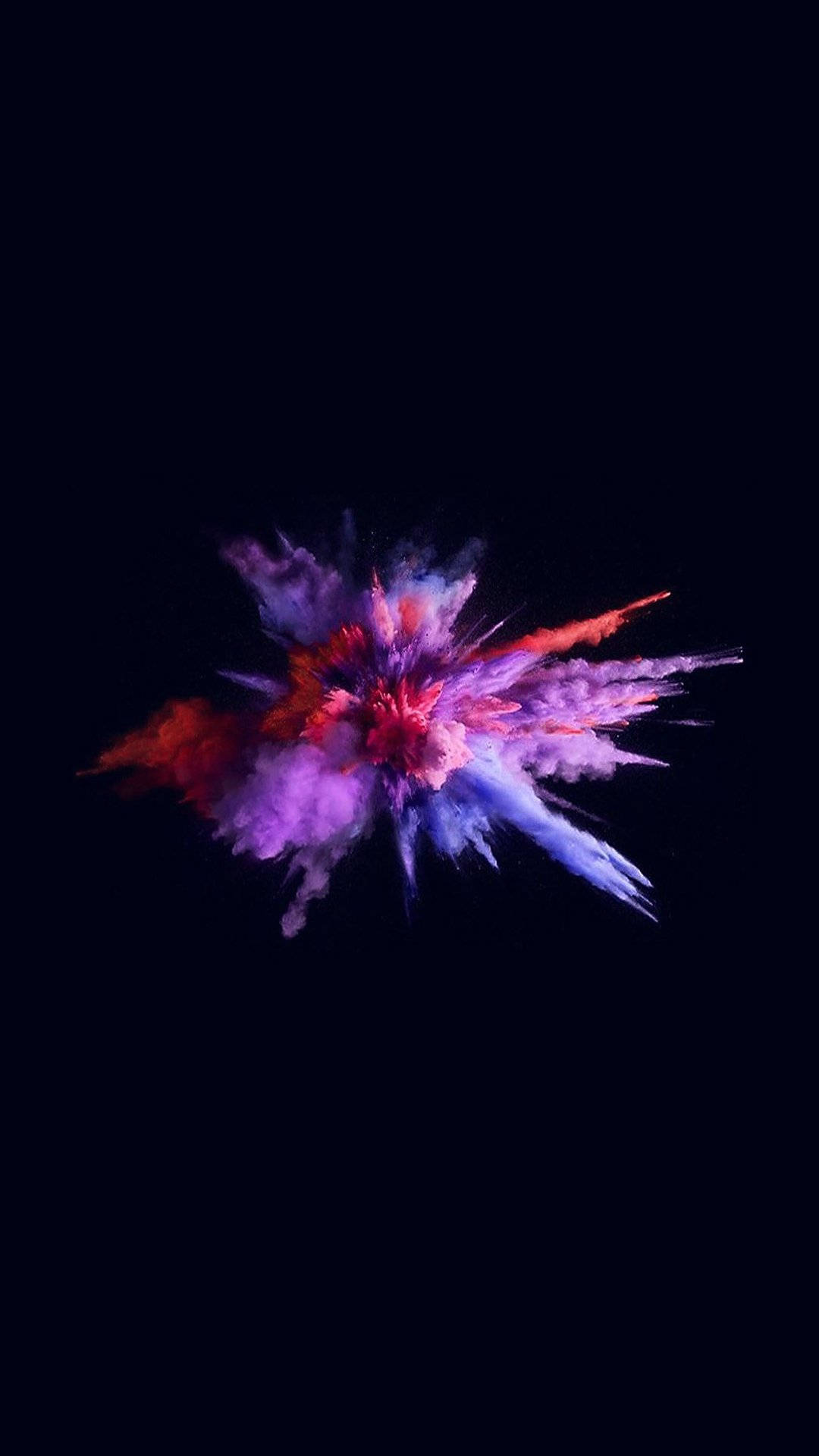 柔霧極致爆破 壁紙 — 紫色、紅色和藍色粉末在純黑色背景上猛烈爆炸，充滿活力。