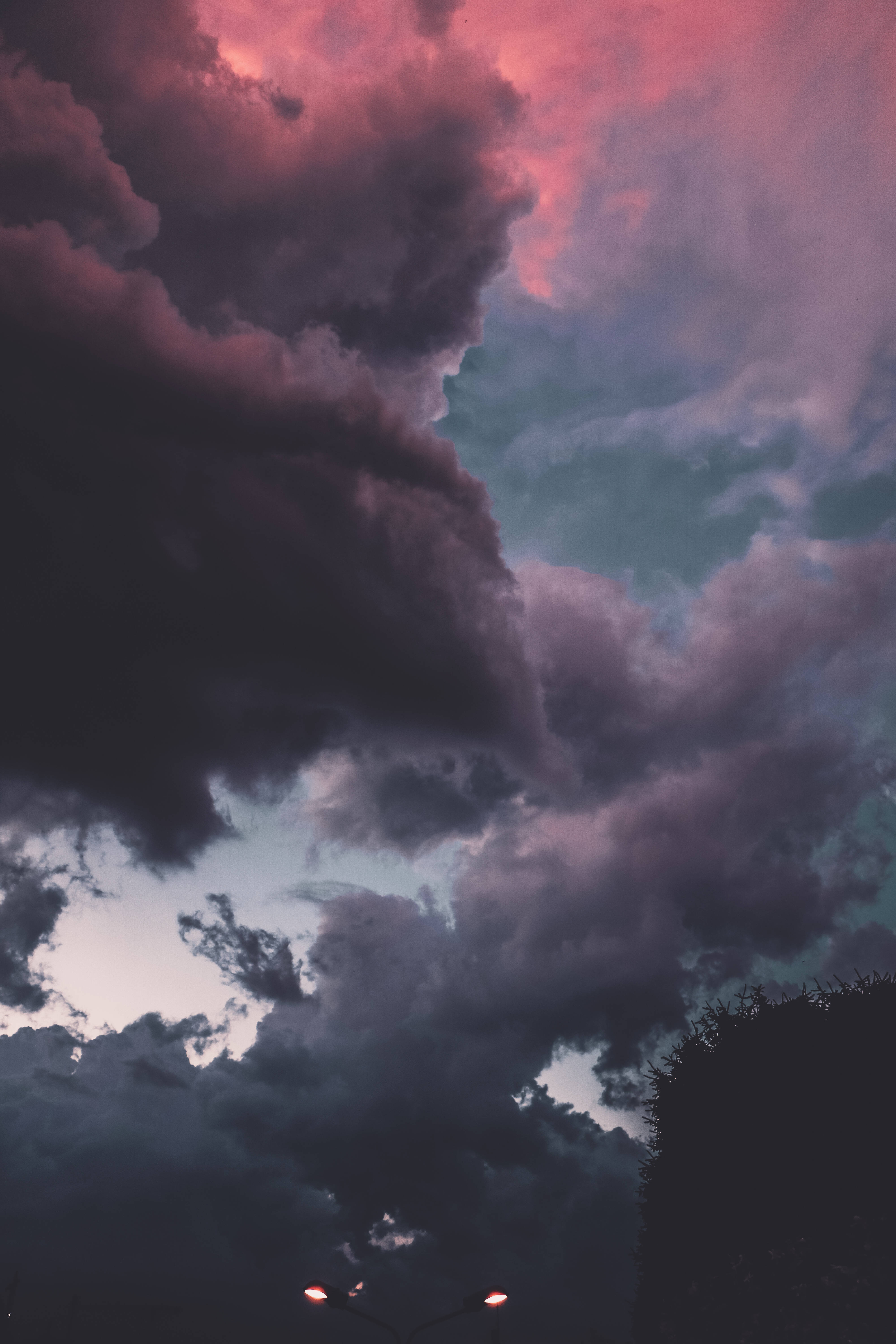 柔霧紫夜與雲朵 壁紙 — 戲劇性的暮色天空，瘀青般的紫色和粉紅色雲朵被逐漸消失的夕陽照亮。