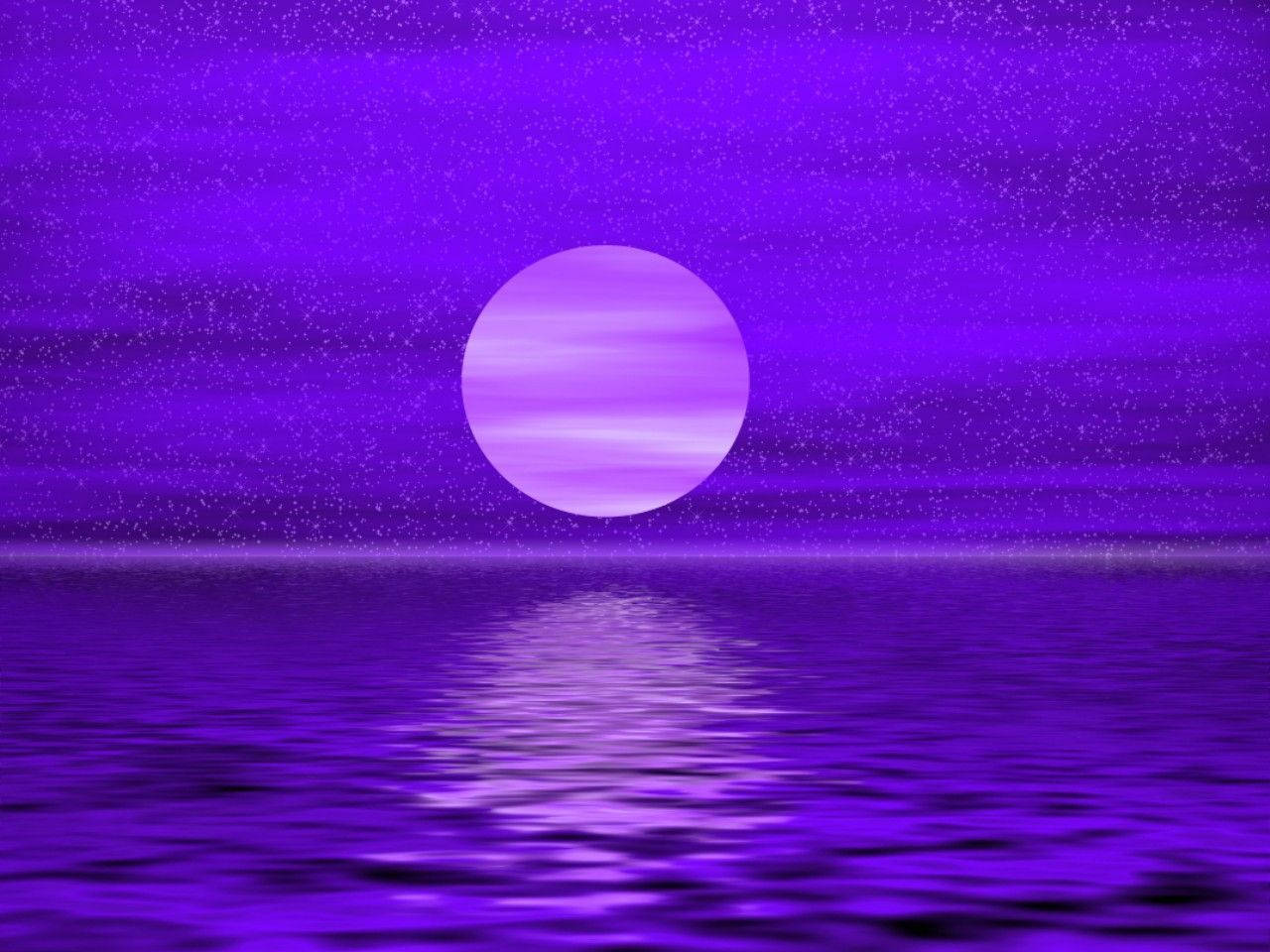 紫色月亮在星空下水面上的倒影。