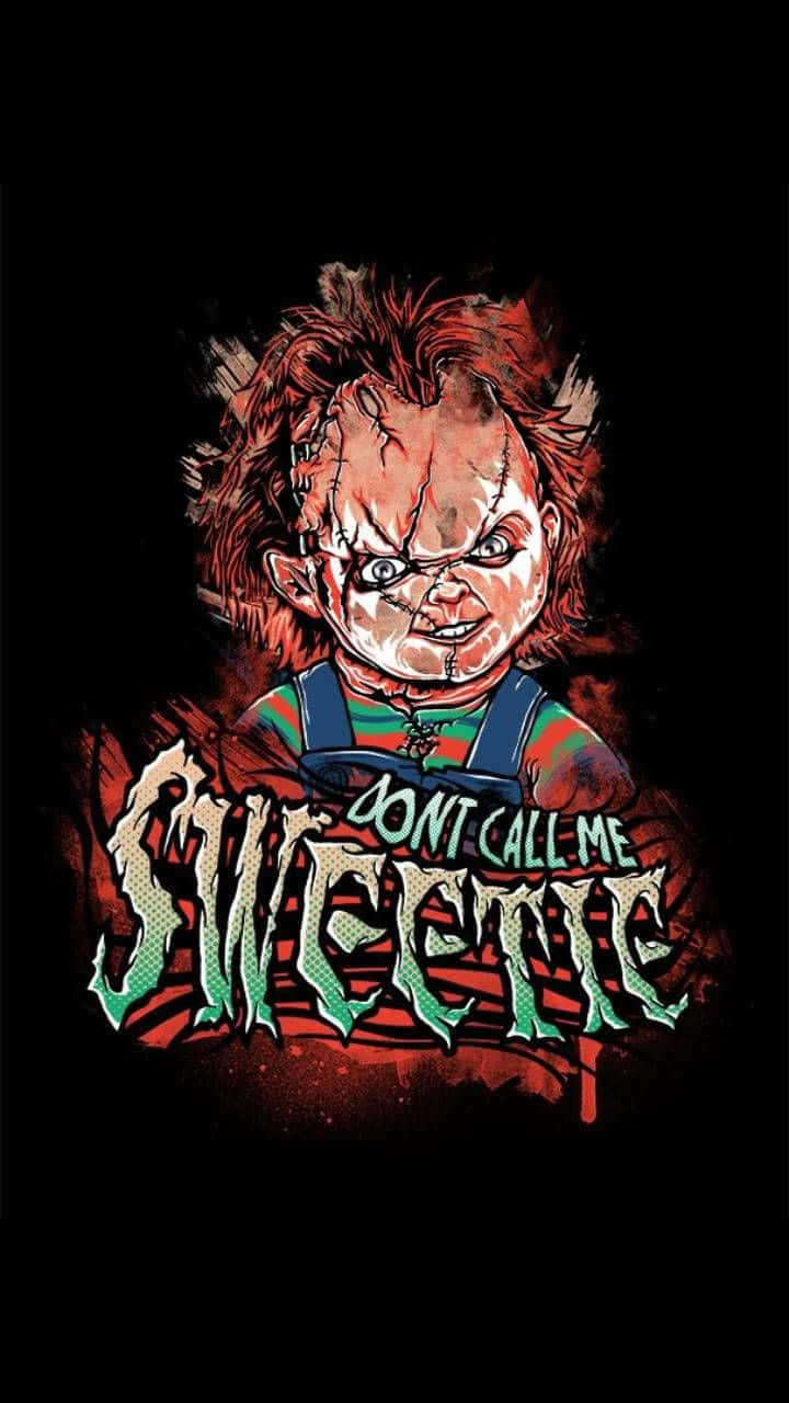 Chucky 娃娃，帶有縫合臉孔和「Don't Call Me Sweetie」文字。