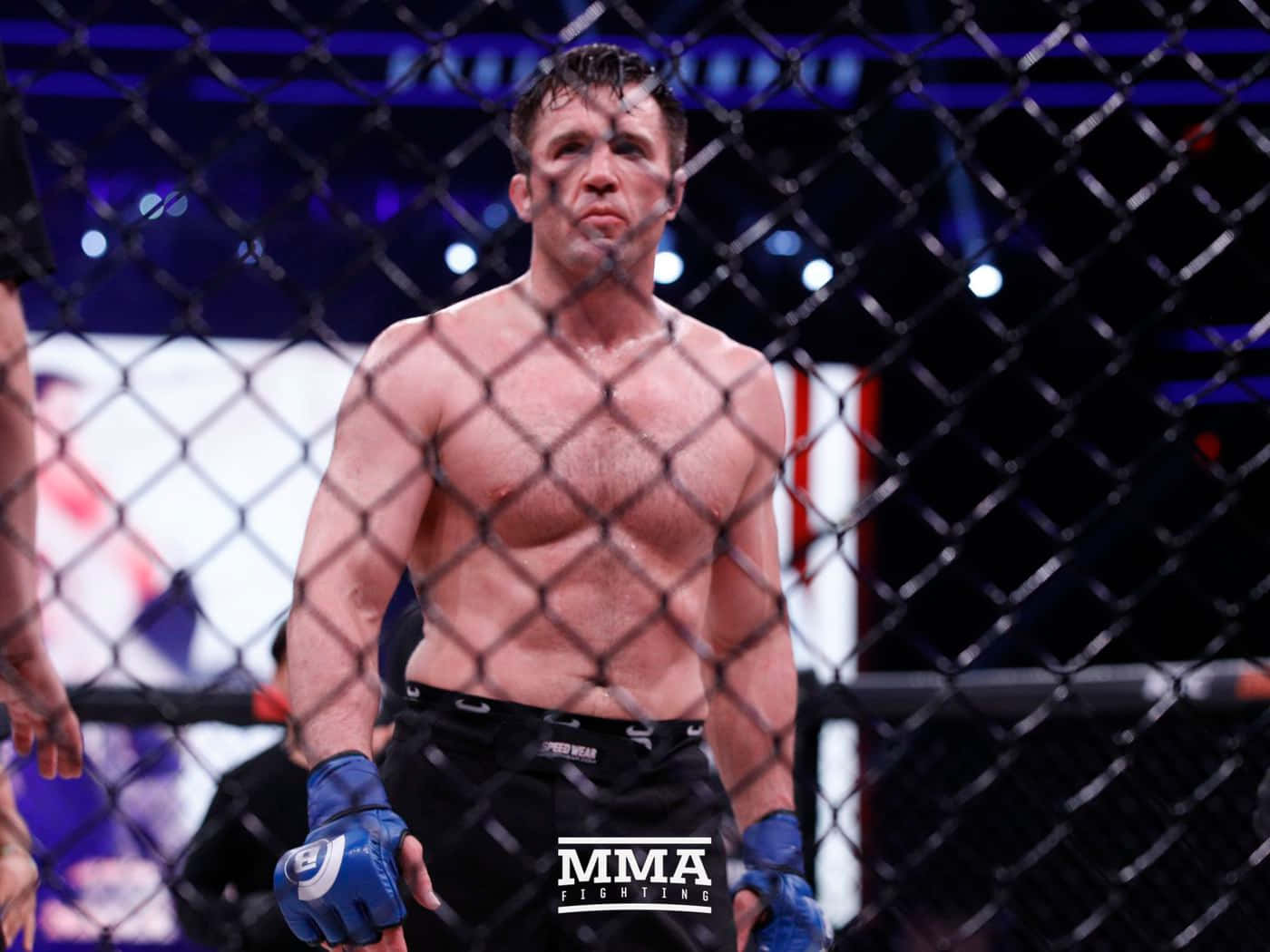 比賽後籠內筋疲力盡的MMA拳手