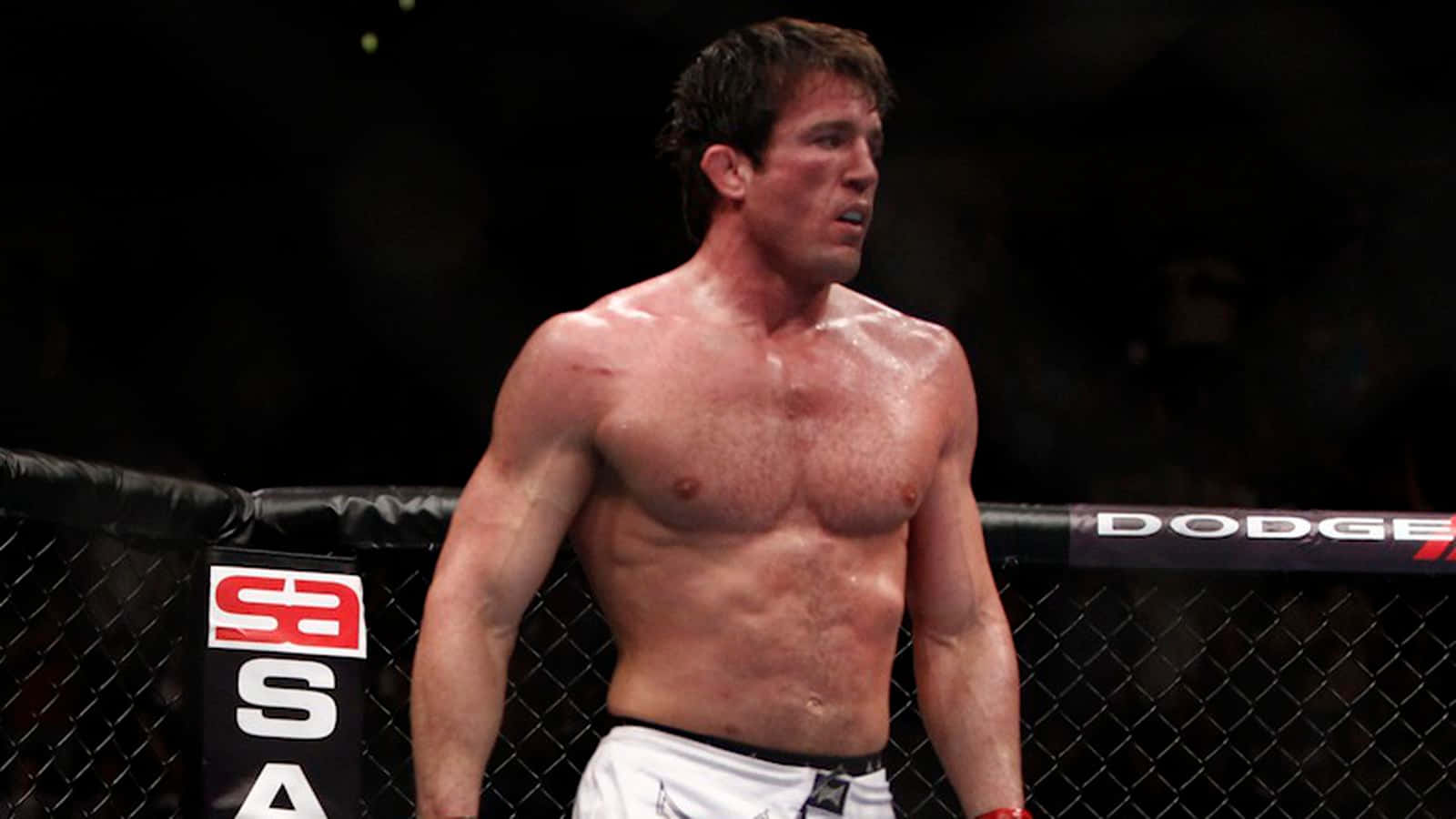 一名男性MMA拳手在比賽中站在八角籠內。