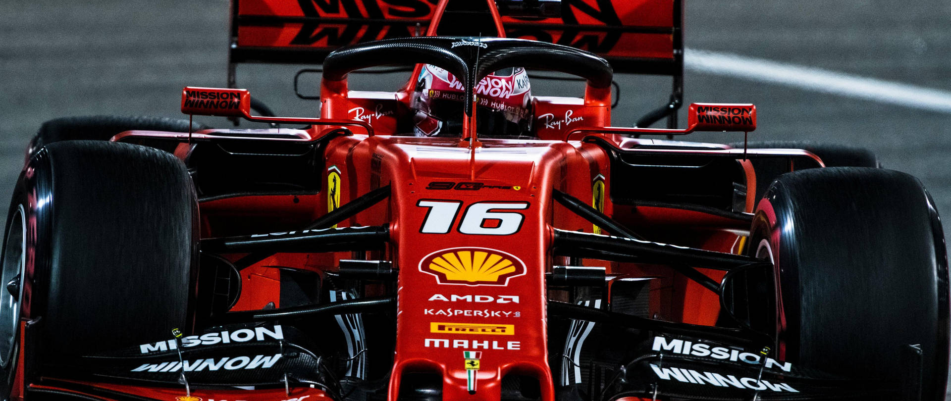 紅色法拉利F1賽車編號16在賽道上