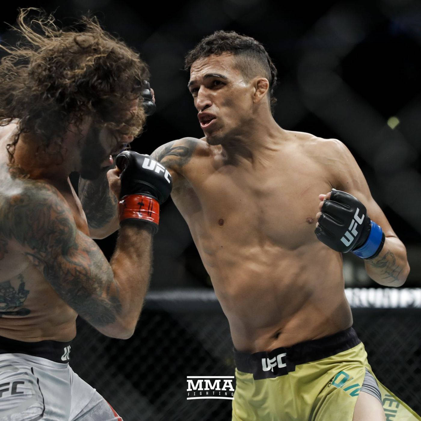 兩名男性MMA拳手在八角形鐵籠內互相出拳。