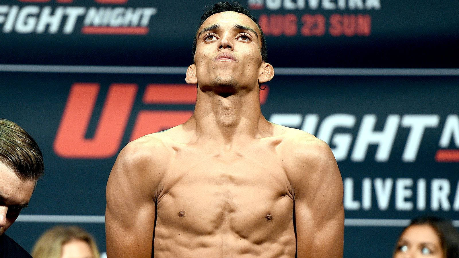 UFC 拳手在稱重活動中展現清晰腹肌和專注表情。