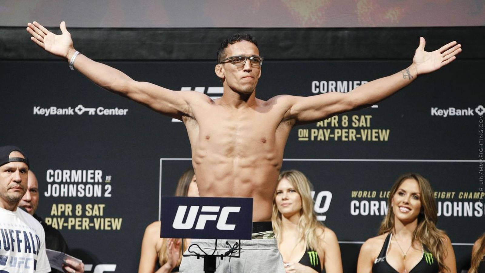UFC拳手在過磅時雙臂張開站在體重磅上。