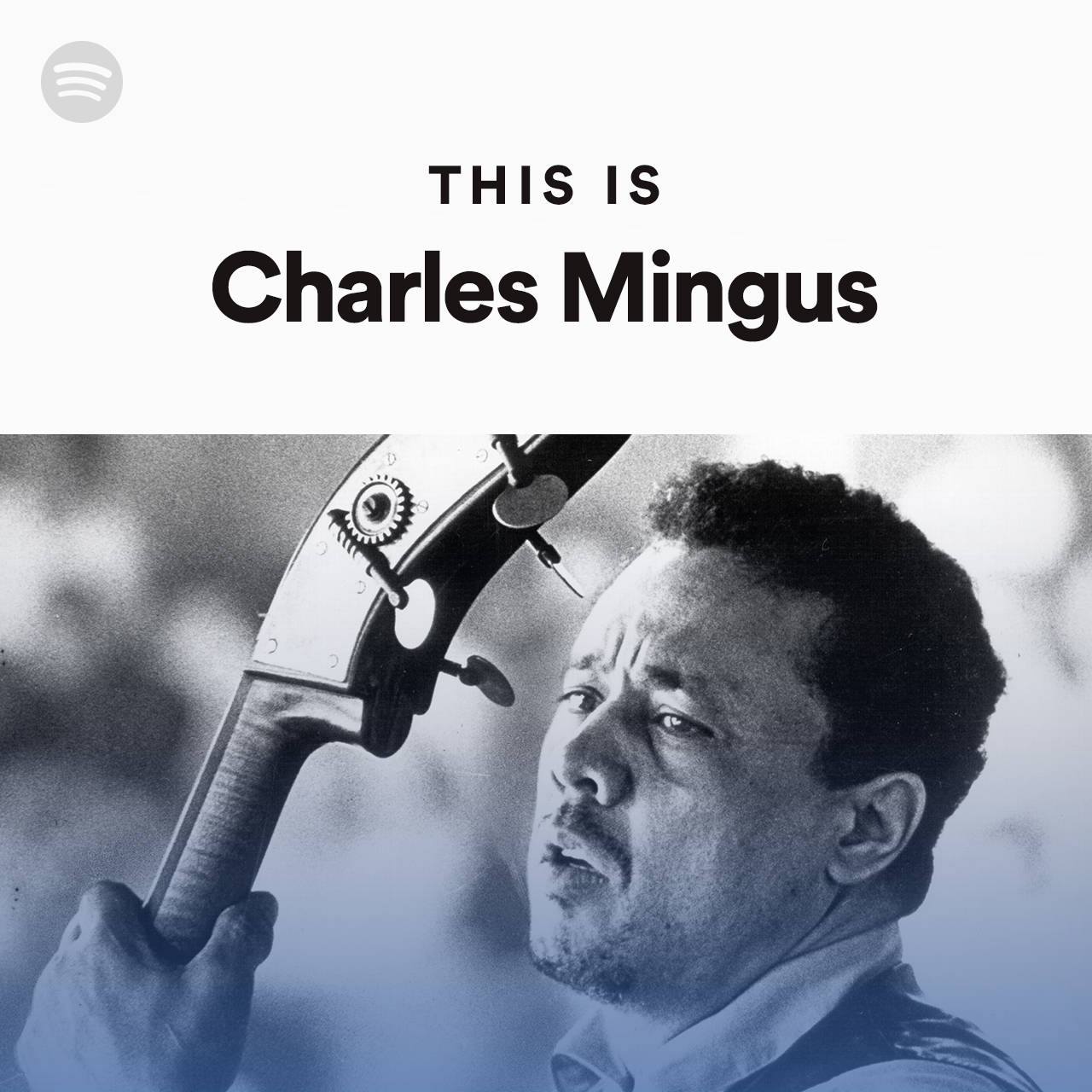 Charles Mingus在黑白肖像中抱著低音提琴。