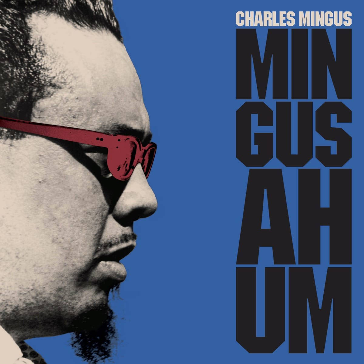 Charles Mingus 側面戴著紅色太陽眼鏡，藍色背景上有大膽的文字。