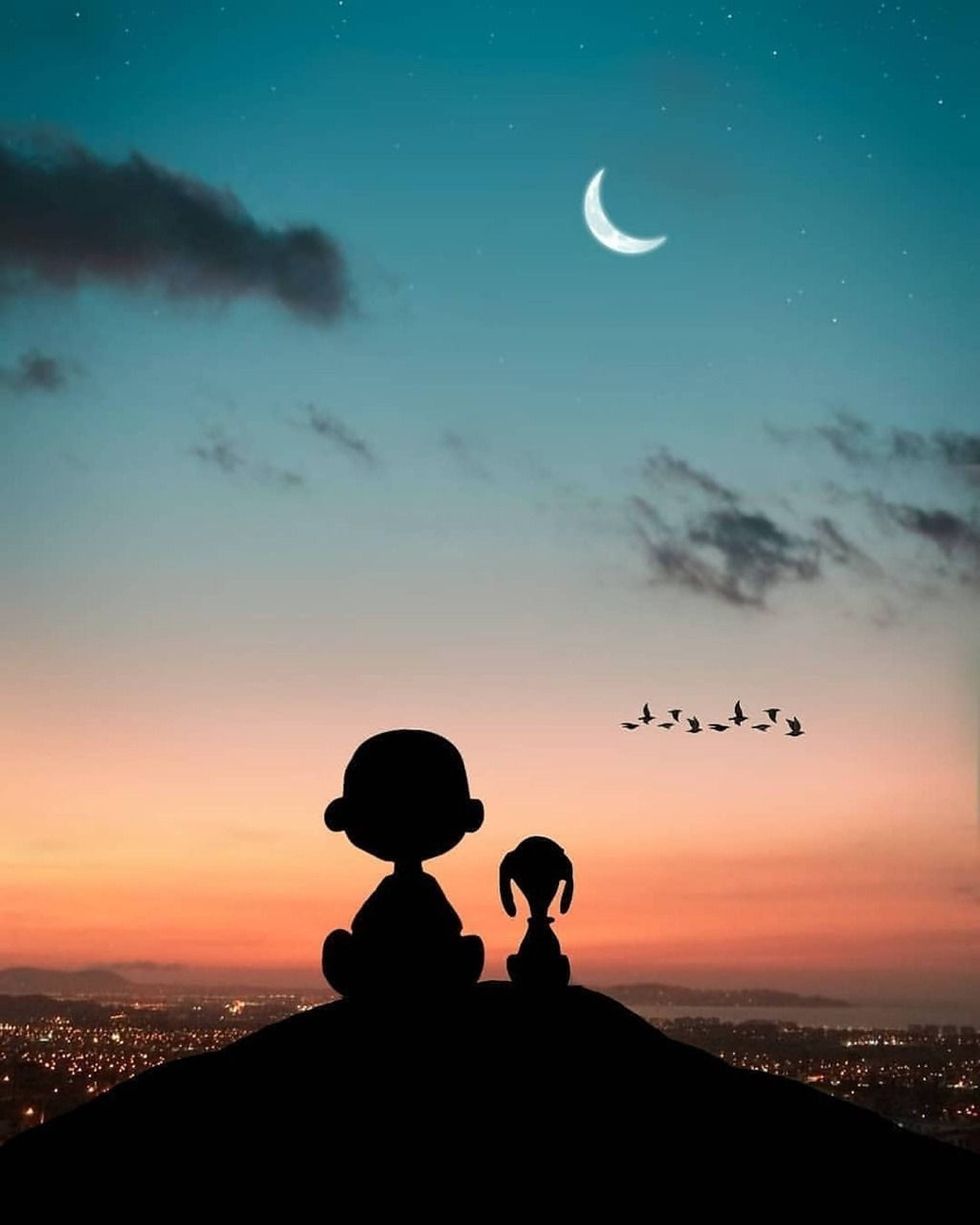 查理·布朗與史努比夕陽剪影 壁紙 — 剪影卡通人物坐在山頂上，看著新月和一群鳥在黃昏時分飛過發光的城市。