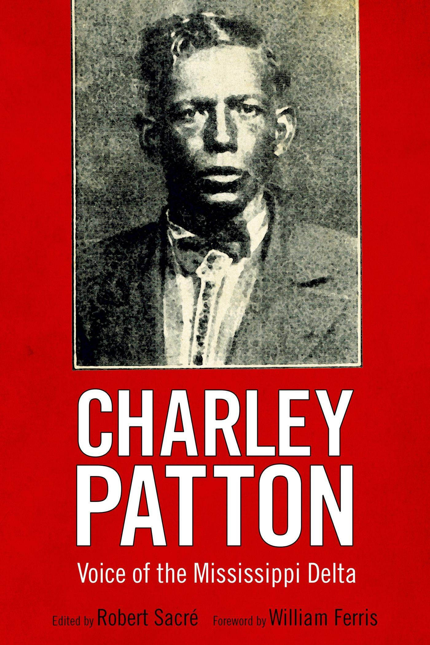 查理·帕頓：密西西比三角洲之聲 壁紙 — 復古黑白肖像 Charley Patton，背景為大膽紅色，下方有粗體白色文字。